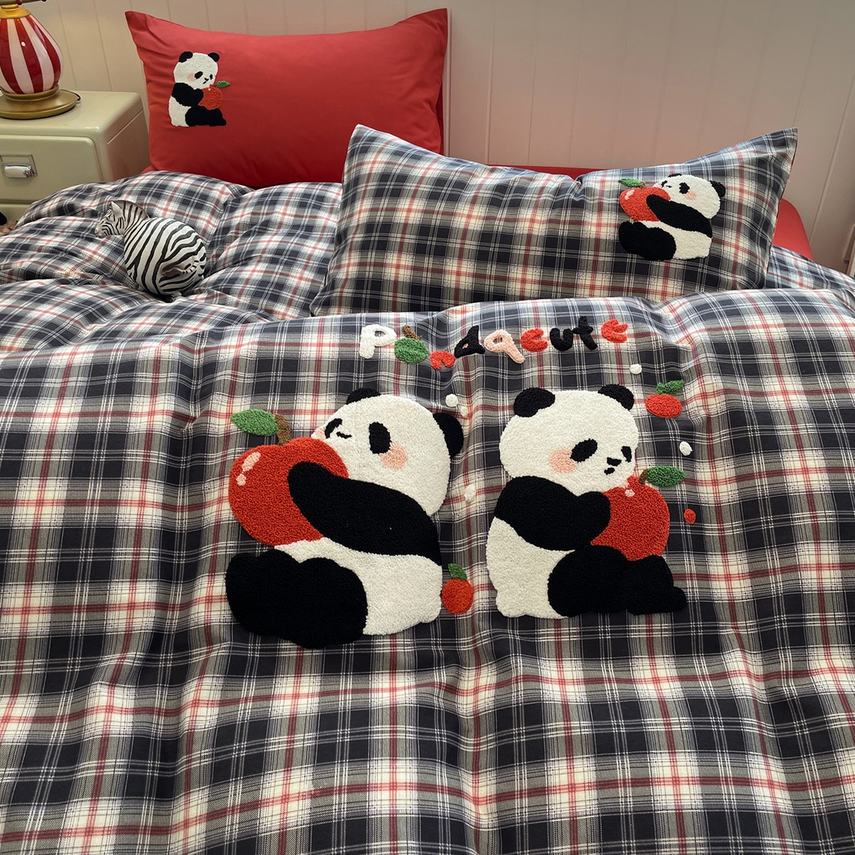 91家纺网 家纺一手货源 找家纺 蓝邻家纺 2025新款全棉磨毛卡通刺绣款四件套--毛巾绣系列 萌熊贝贝