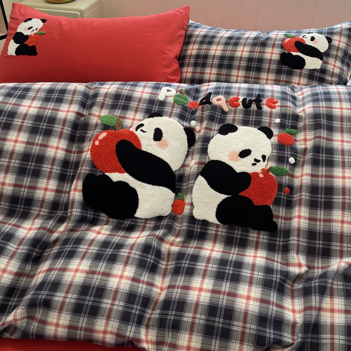 91家纺网 家纺一手货源 找家纺 蓝邻家纺 2025新款全棉磨毛卡通刺绣款四件套--毛巾绣系列 萌熊贝贝