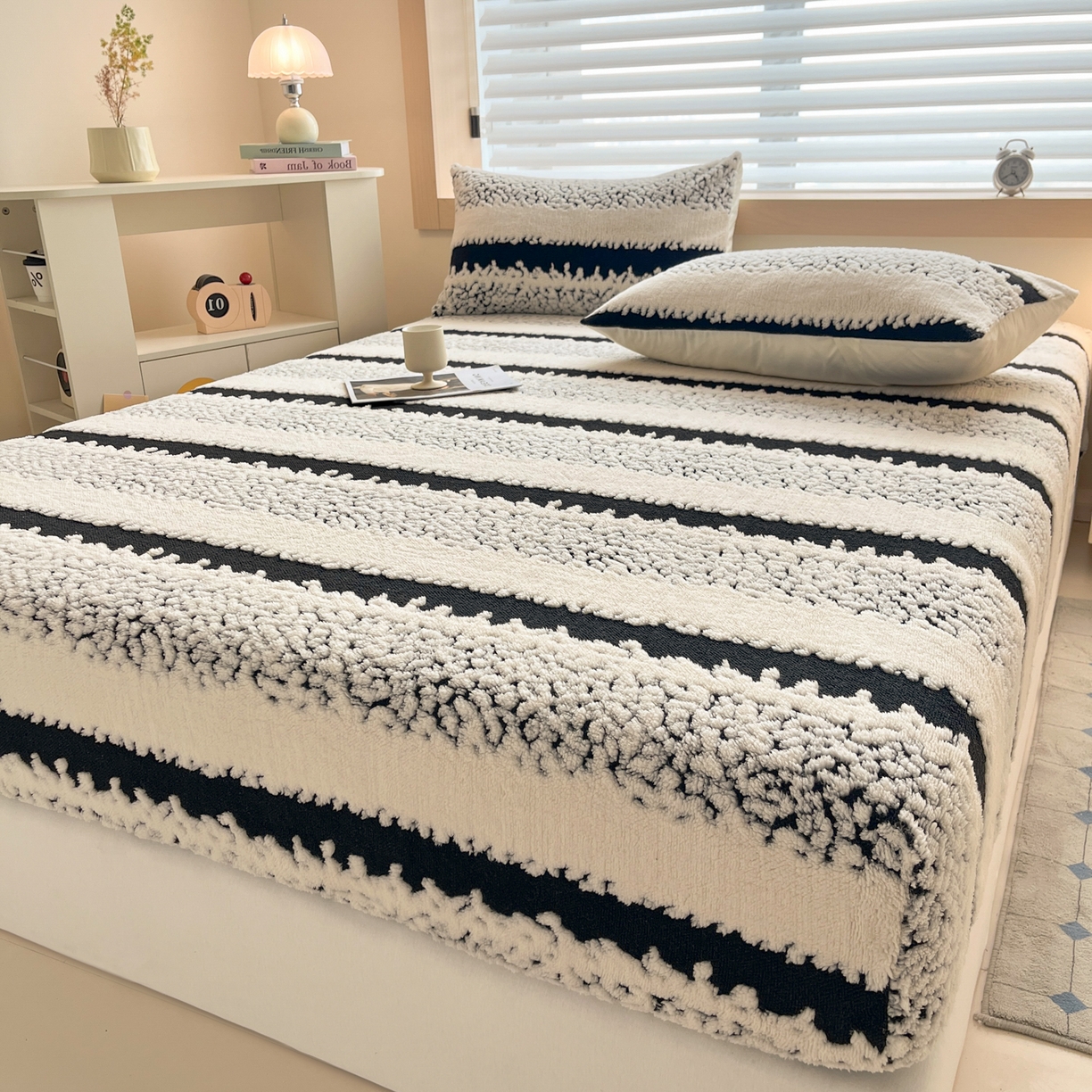 91家纺网 家纺一手货源 找家纺 卡伦家纺 2025新款阳离子提花牛奶绒床笠-暖阳系列 暖阳-黑