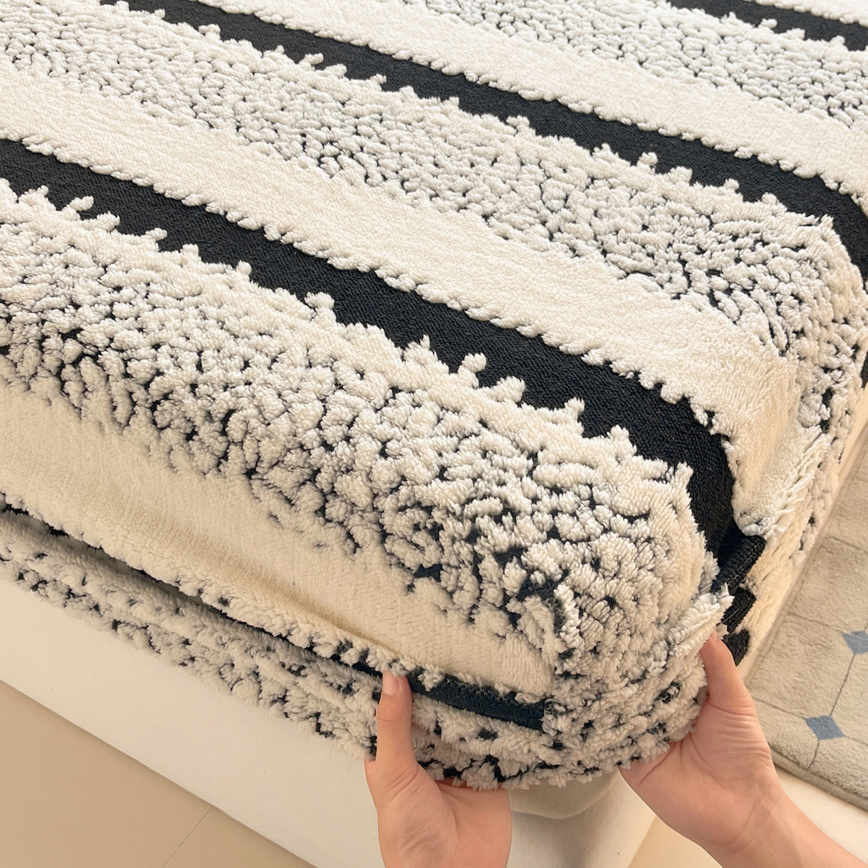 91家纺网 家纺一手货源 找家纺 卡伦家纺 2025新款阳离子提花牛奶绒床笠-暖阳系列 暖阳-黑