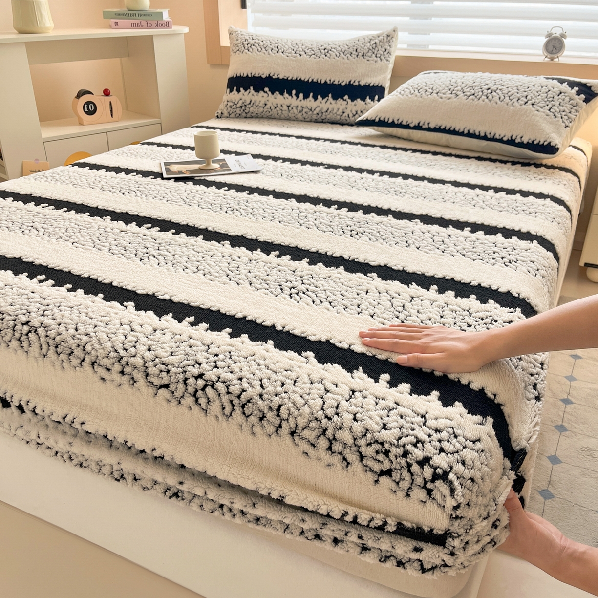 91家纺网 家纺一手货源 找家纺 卡伦家纺 2025新款阳离子提花牛奶绒床笠-暖阳系列 暖阳-黑