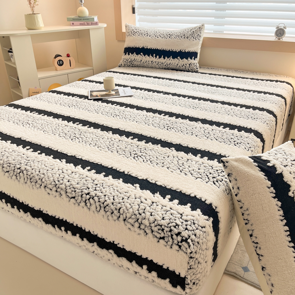 91家纺网 家纺一手货源 找家纺 卡伦家纺 2025新款阳离子提花牛奶绒床笠-暖阳系列 暖阳-黑