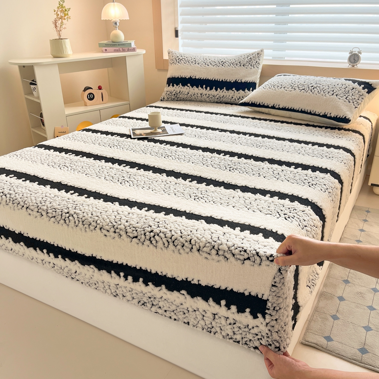 91家纺网 家纺一手货源 找家纺 卡伦家纺 2025新款阳离子提花牛奶绒床笠-暖阳系列 暖阳-黑