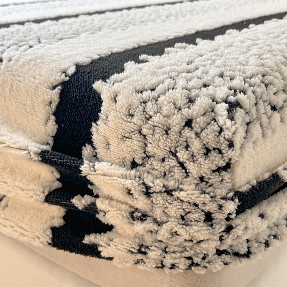 91家纺网 家纺一手货源 找家纺 卡伦家纺 2025新款阳离子提花牛奶绒床笠-暖阳系列 暖阳-黑