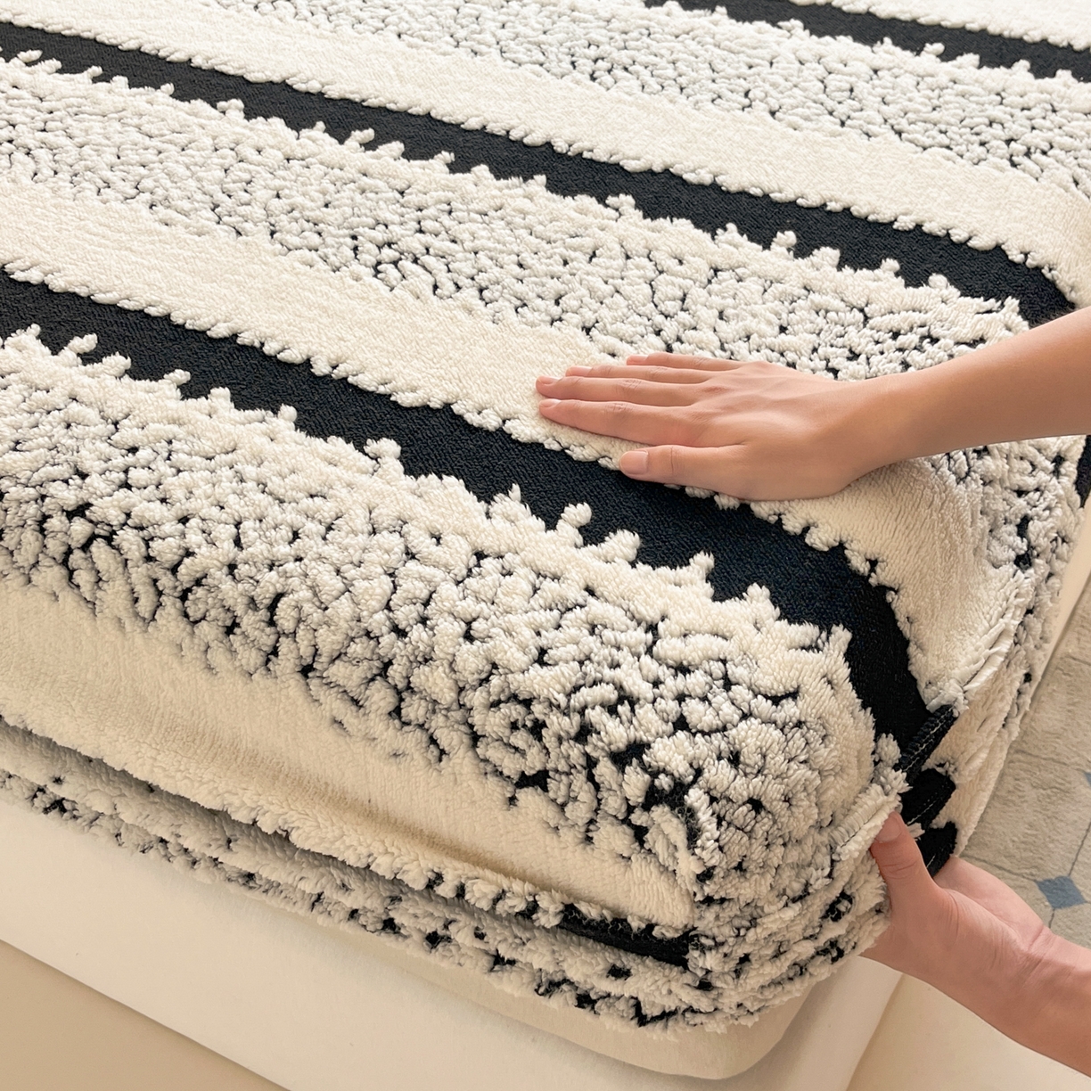 91家纺网 家纺一手货源 找家纺 卡伦家纺 2025新款阳离子提花牛奶绒床笠-暖阳系列 暖阳-黑