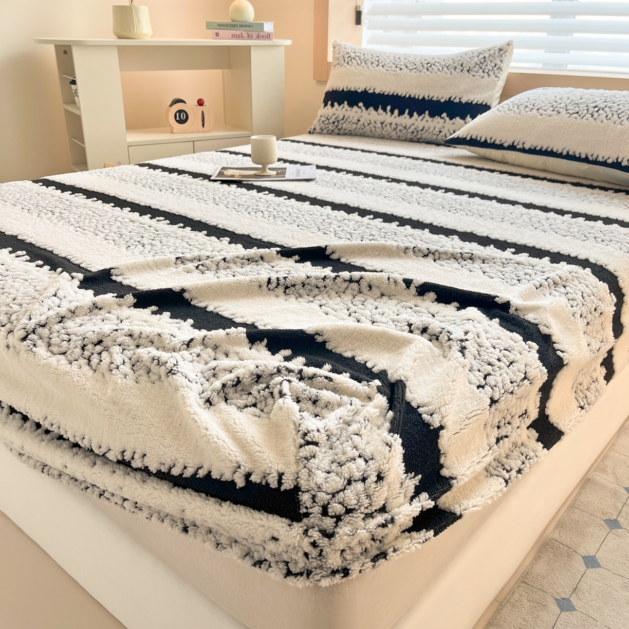 91家纺网 家纺一手货源 找家纺 卡伦家纺 2025新款阳离子提花牛奶绒床笠-暖阳系列 暖阳-黑