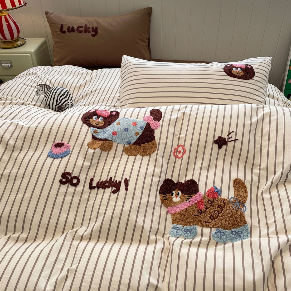 91家纺网 家纺一手货源 找家纺 蓝邻家纺 2025新款全棉磨毛卡通刺绣款四件套--毛巾绣系列 喵小布