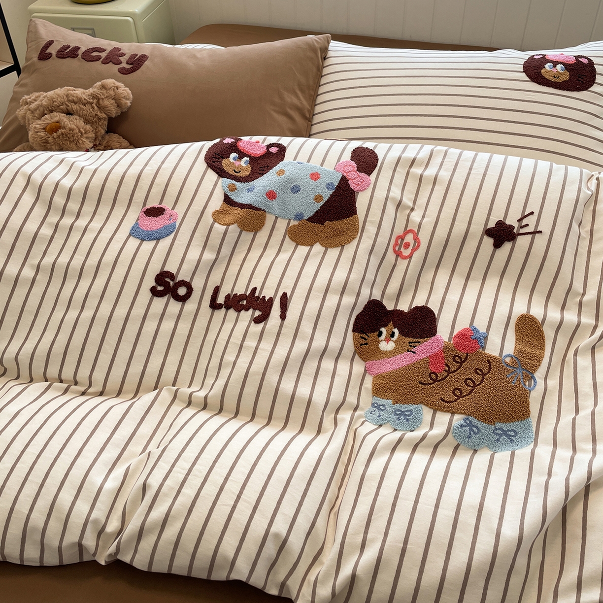 91家纺网 家纺一手货源 找家纺 蓝邻家纺 2025新款全棉磨毛卡通刺绣款四件套--毛巾绣系列 喵小布