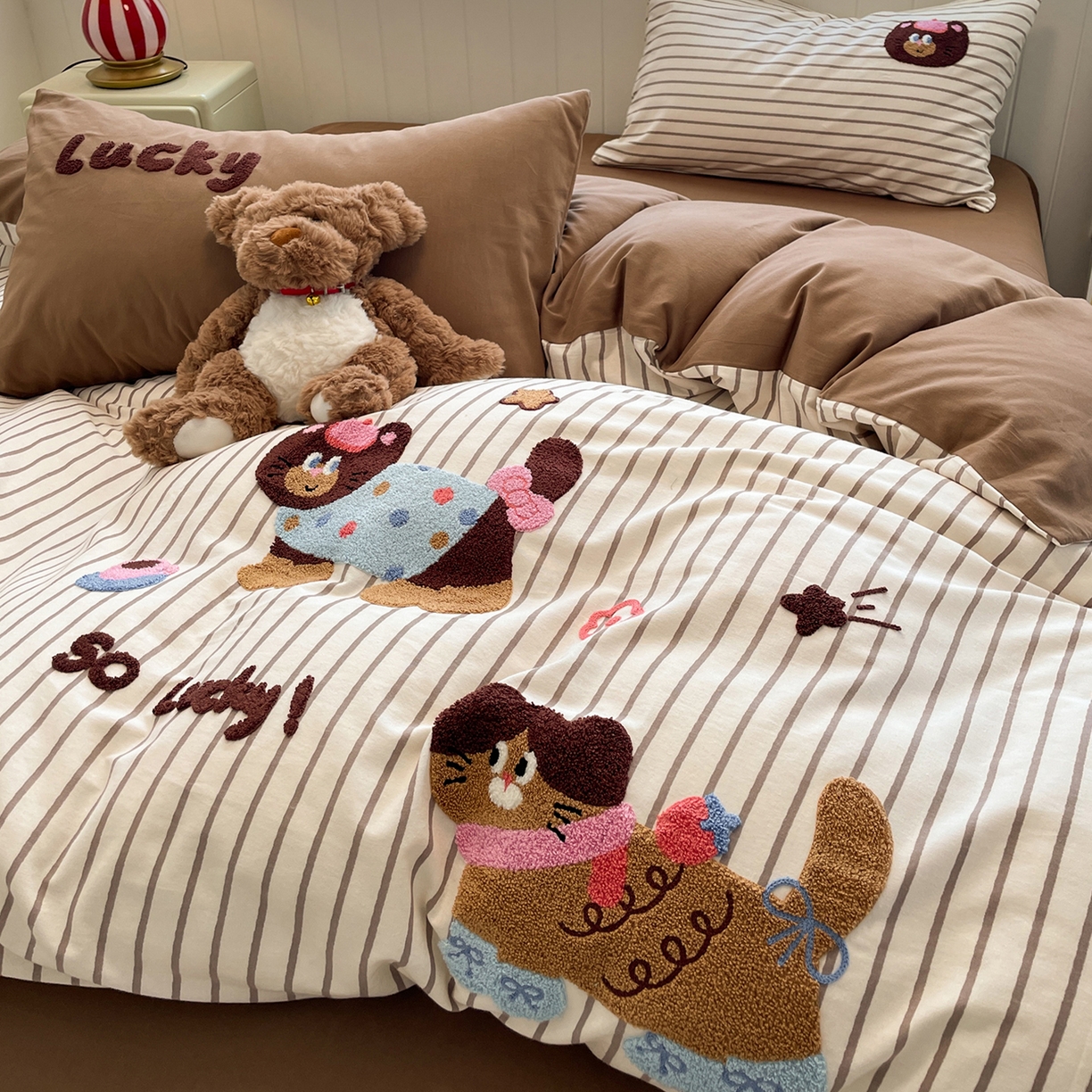 91家纺网 家纺一手货源 找家纺 蓝邻家纺 2025新款全棉磨毛卡通刺绣款四件套--毛巾绣系列 喵小布