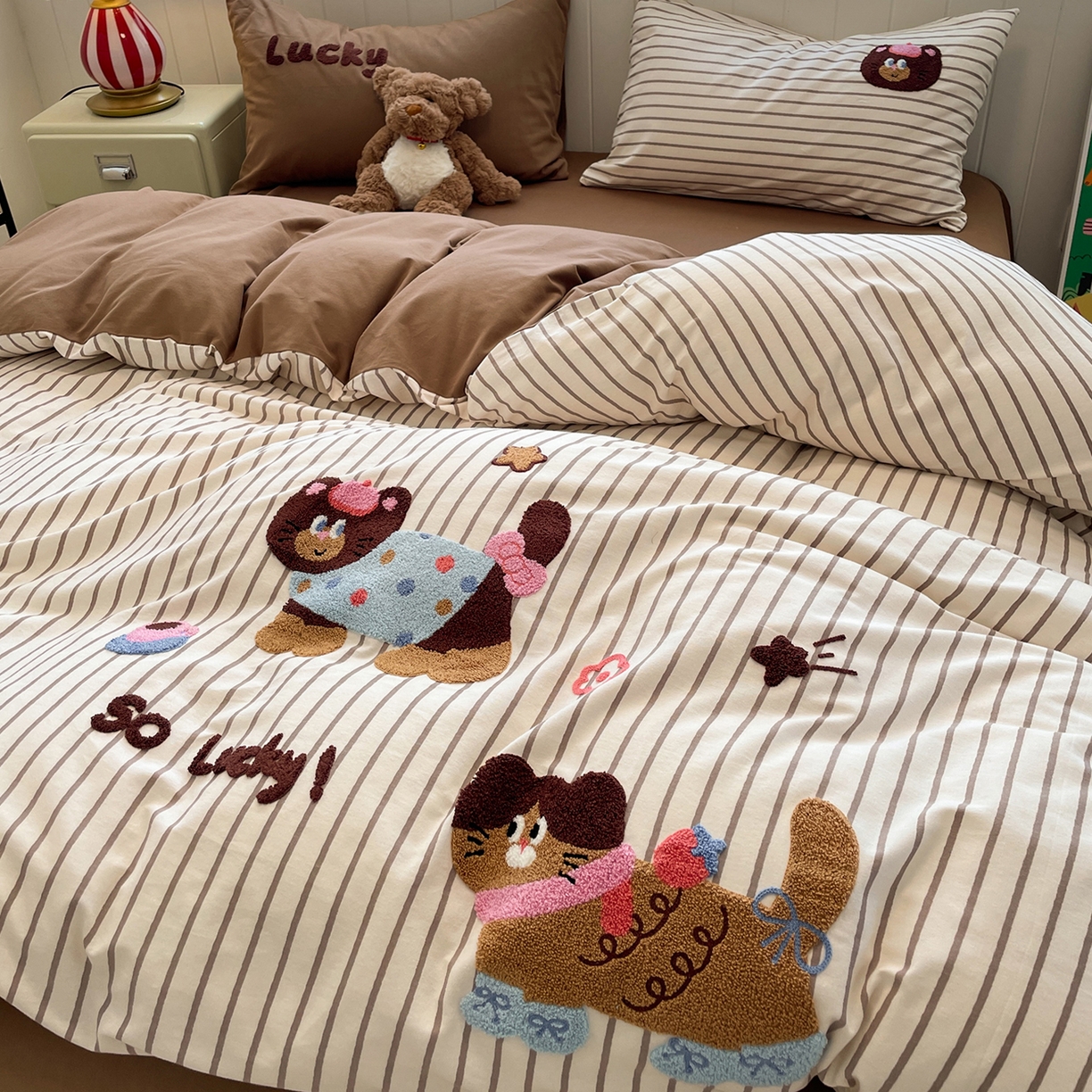 91家纺网 家纺一手货源 找家纺 蓝邻家纺 2025新款全棉磨毛卡通刺绣款四件套--毛巾绣系列 喵小布