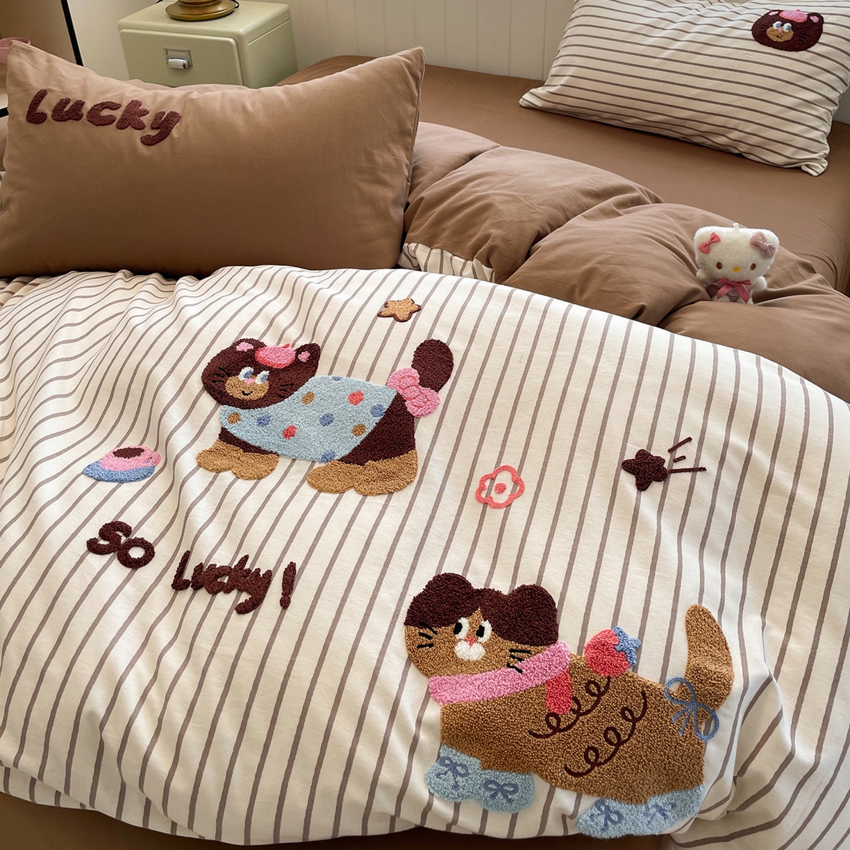 91家纺网 家纺一手货源 找家纺 蓝邻家纺 2025新款全棉磨毛卡通刺绣款四件套--毛巾绣系列 喵小布