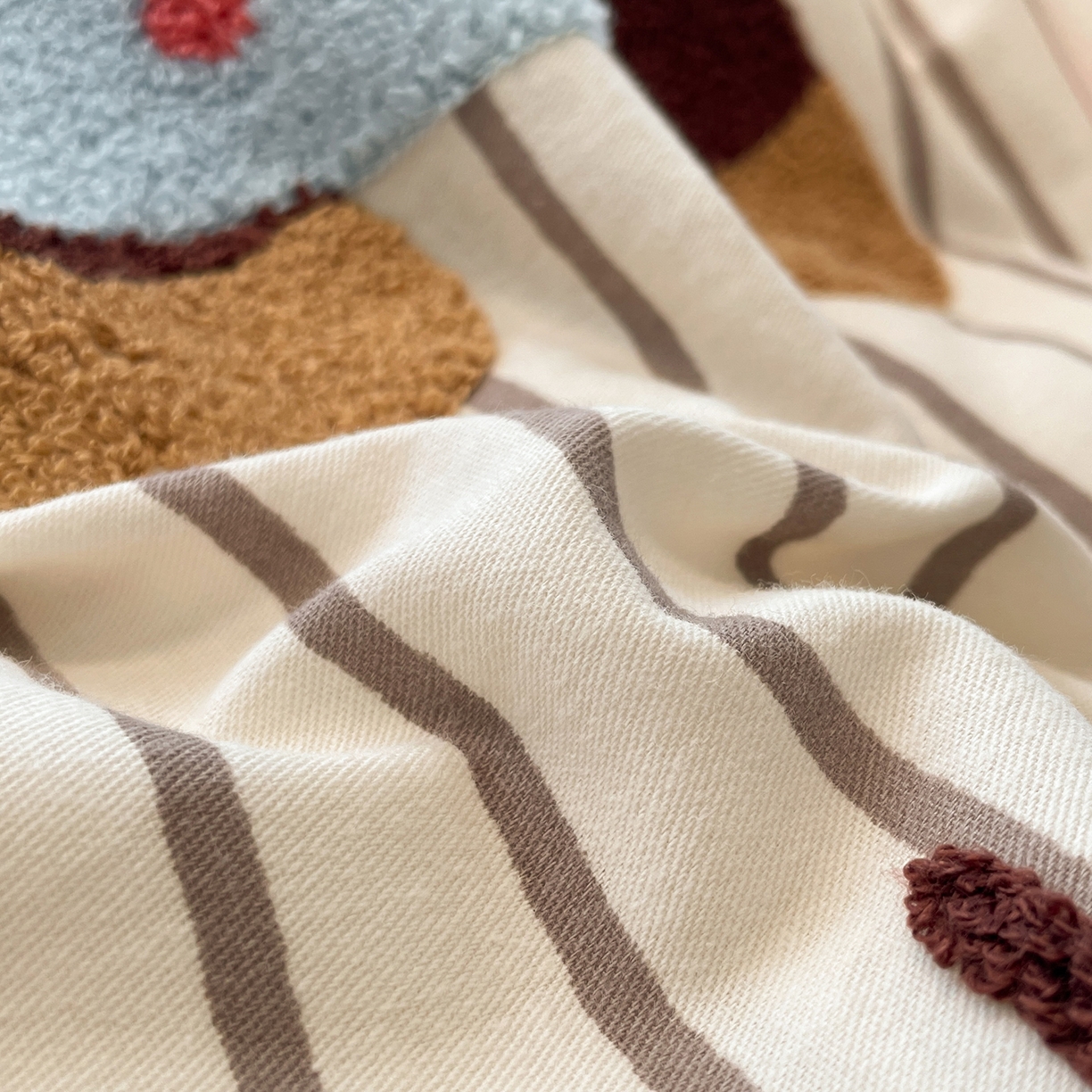 91家纺网 家纺一手货源 找家纺 蓝邻家纺 2025新款全棉磨毛卡通刺绣款四件套--毛巾绣系列 喵小布