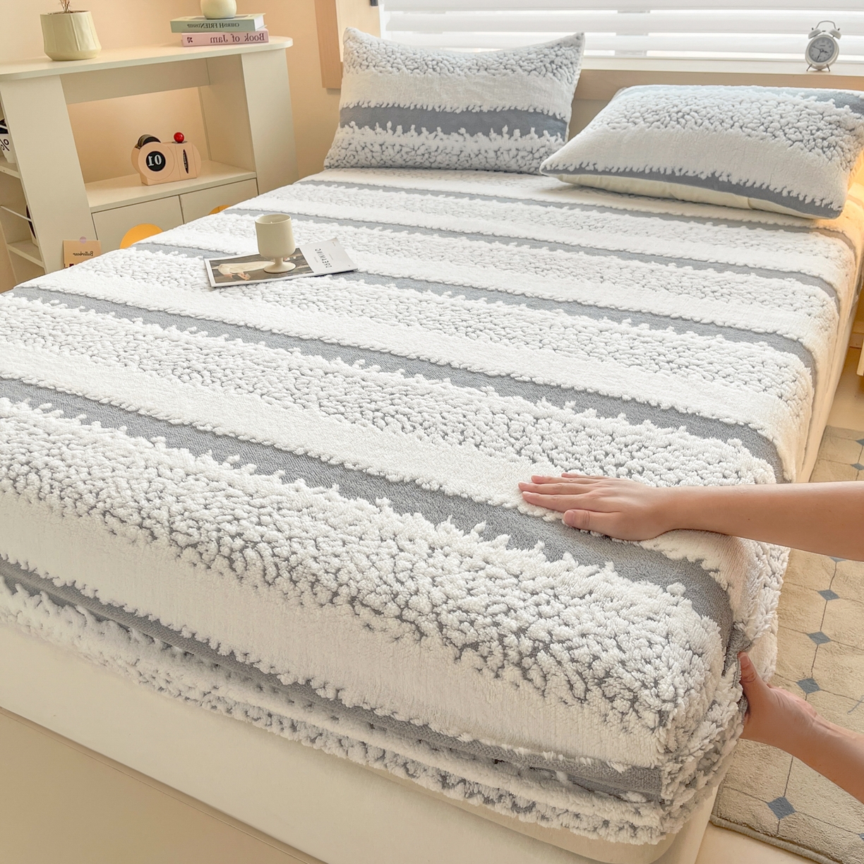 91家纺网 家纺一手货源 找家纺 卡伦家纺 2025新款阳离子提花牛奶绒床笠-暖阳系列 暖阳-灰