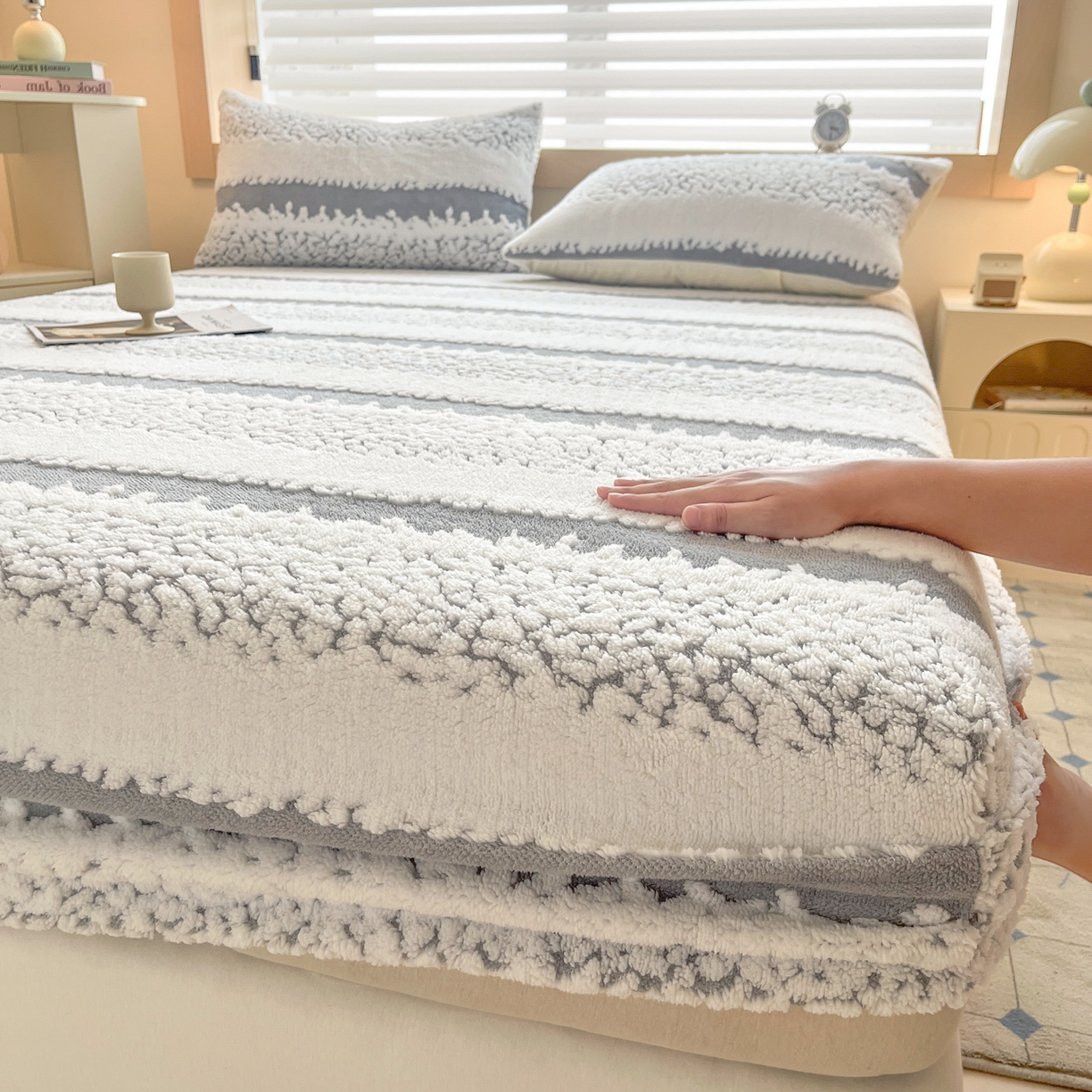 91家纺网 家纺一手货源 找家纺 卡伦家纺 2025新款阳离子提花牛奶绒床笠-暖阳系列 暖阳-灰