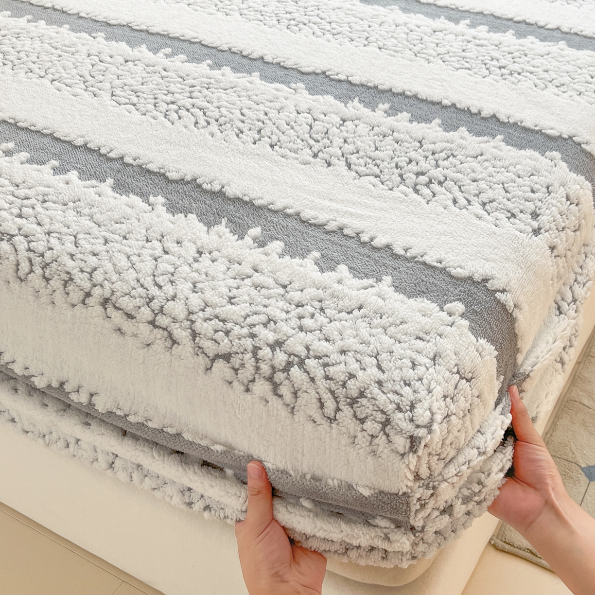 91家纺网 家纺一手货源 找家纺 卡伦家纺 2025新款阳离子提花牛奶绒床笠-暖阳系列 暖阳-灰