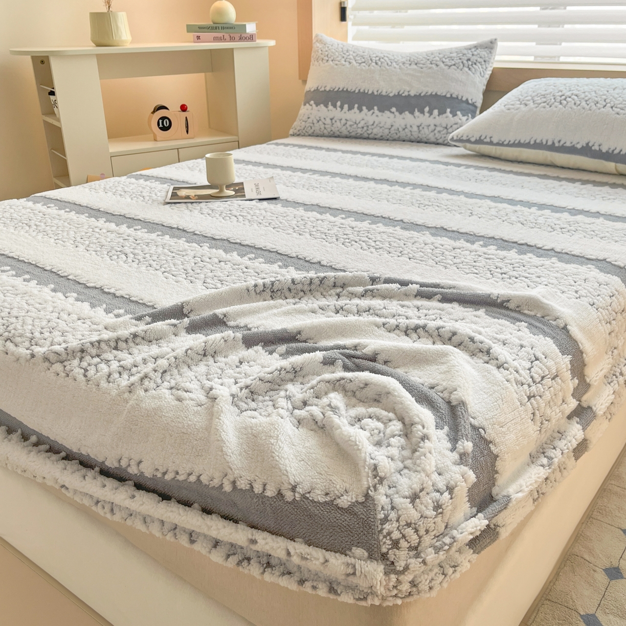 91家纺网 家纺一手货源 找家纺 卡伦家纺 2025新款阳离子提花牛奶绒床笠-暖阳系列 暖阳-灰