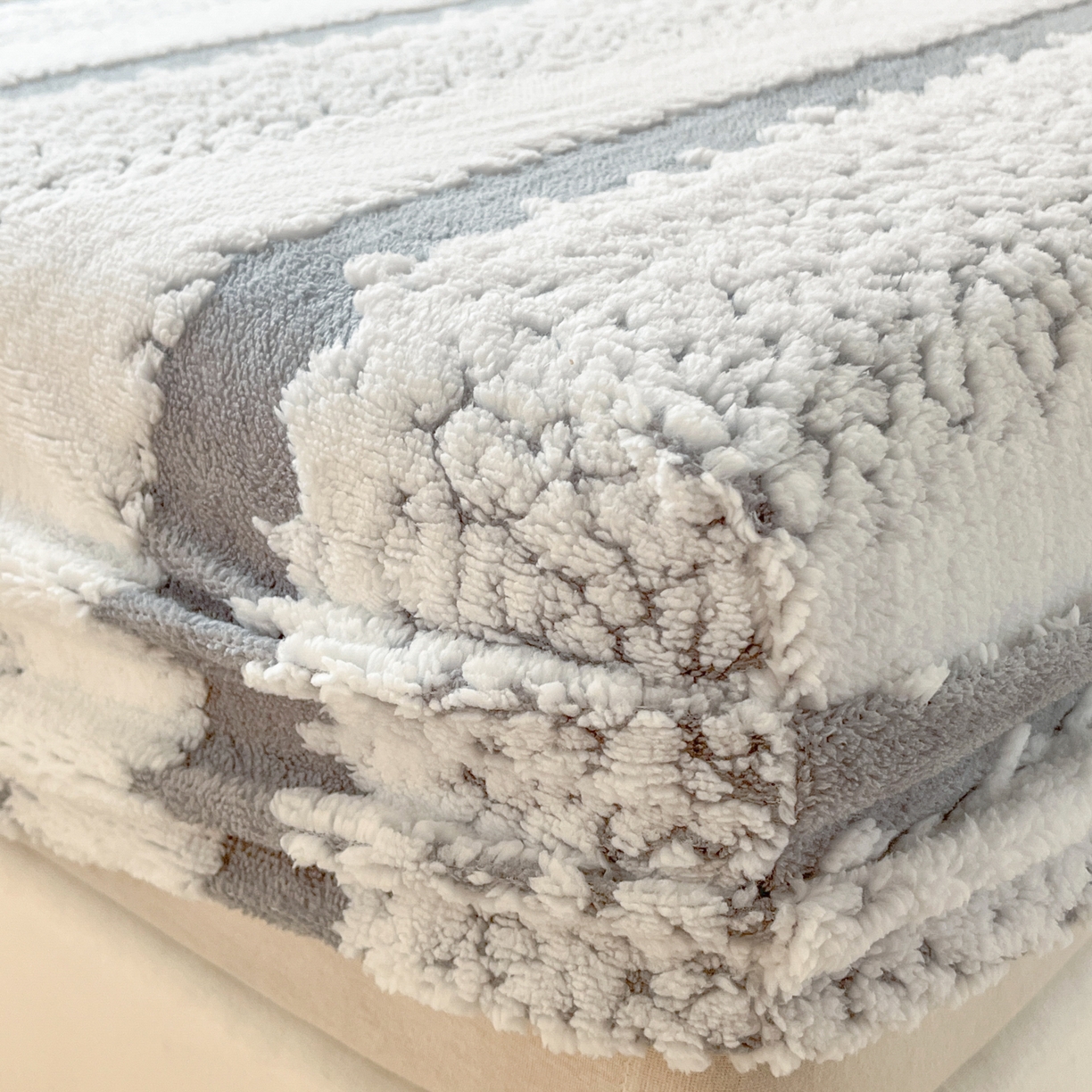 91家纺网 家纺一手货源 找家纺 卡伦家纺 2025新款阳离子提花牛奶绒床笠-暖阳系列 暖阳-灰