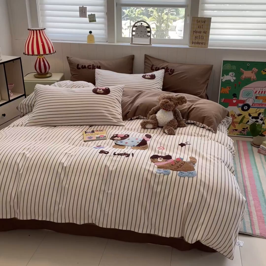 91家纺网 家纺一手货源 找家纺 蓝邻家纺 2025新款全棉磨毛卡通刺绣款四件套--毛巾绣系列 喵小布