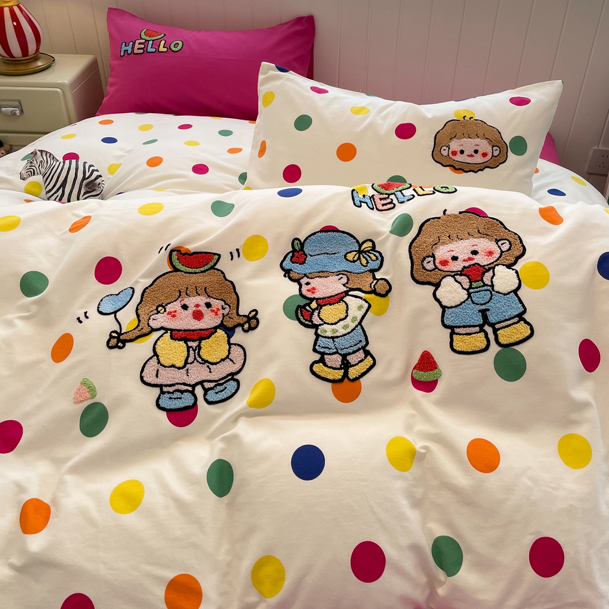 91家纺网 家纺一手货源 找家纺 蓝邻家纺 2025新款全棉磨毛卡通刺绣款四件套--毛巾绣系列 甜趣玩伴