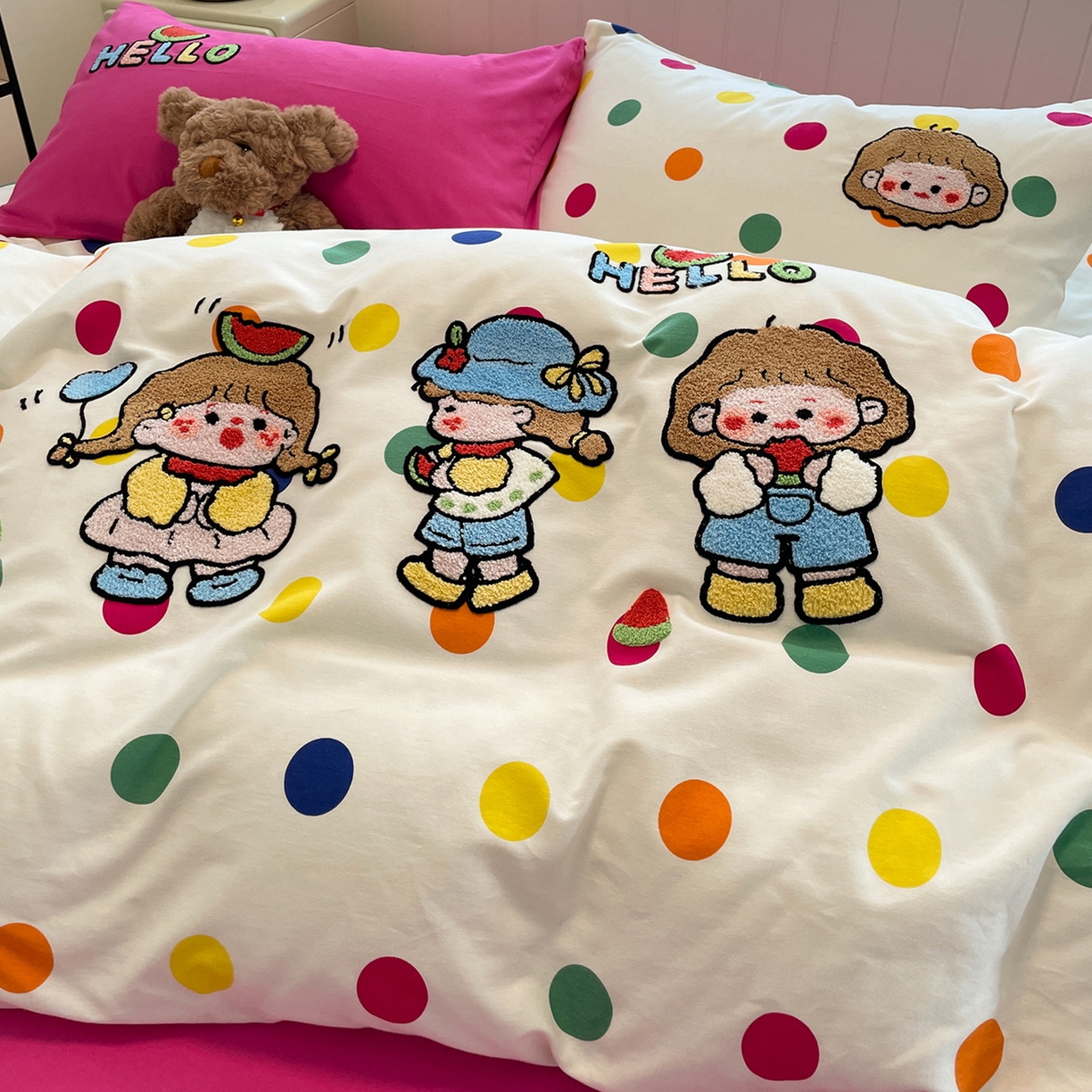 91家纺网 家纺一手货源 找家纺 蓝邻家纺 2025新款全棉磨毛卡通刺绣款四件套--毛巾绣系列 甜趣玩伴