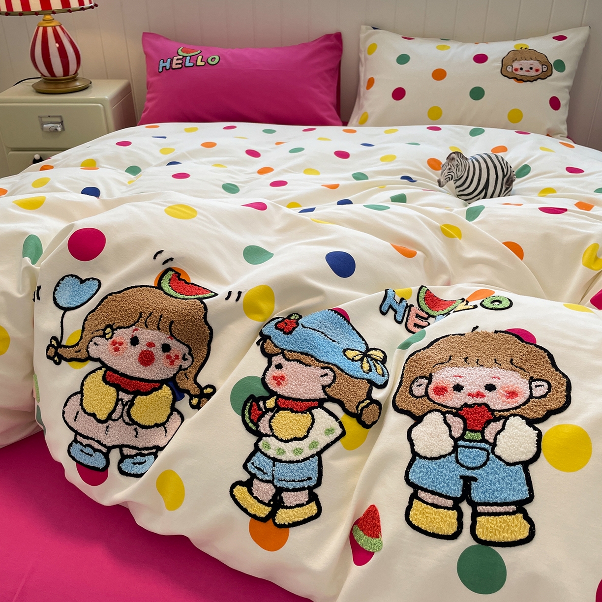 91家纺网 家纺一手货源 找家纺 蓝邻家纺 2025新款全棉磨毛卡通刺绣款四件套--毛巾绣系列 甜趣玩伴