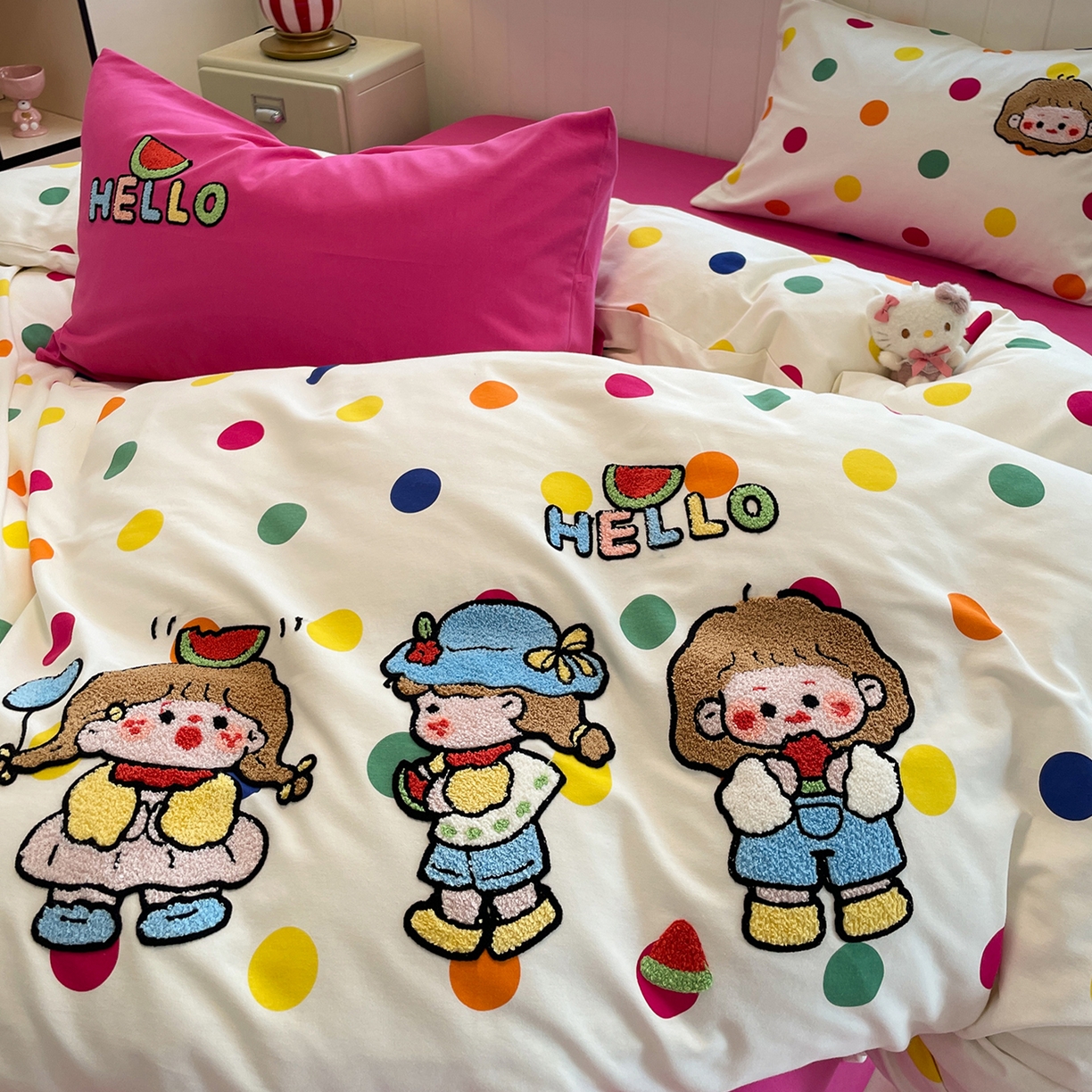 91家纺网 家纺一手货源 找家纺 蓝邻家纺 2025新款全棉磨毛卡通刺绣款四件套--毛巾绣系列 甜趣玩伴