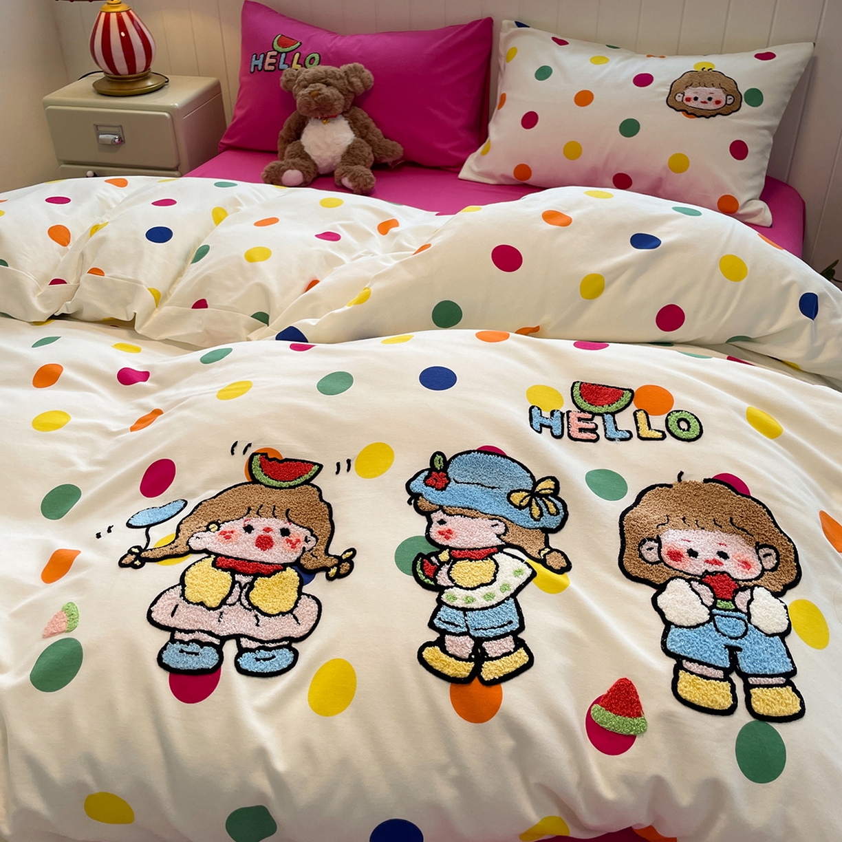 91家纺网 家纺一手货源 找家纺 蓝邻家纺 2025新款全棉磨毛卡通刺绣款四件套--毛巾绣系列 甜趣玩伴