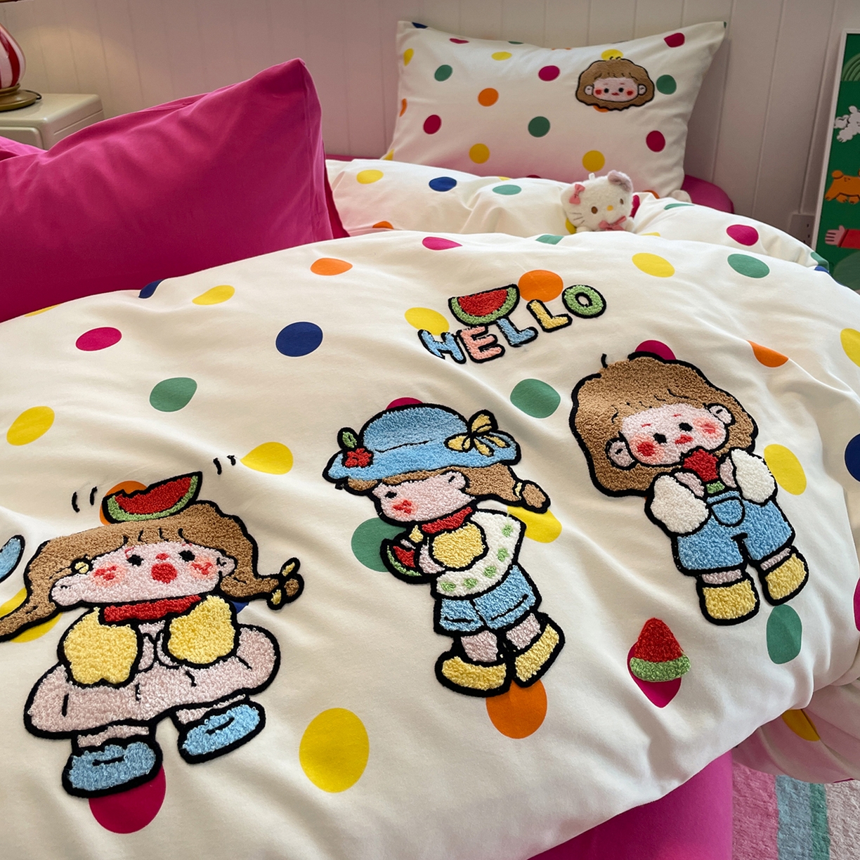 91家纺网 家纺一手货源 找家纺 蓝邻家纺 2025新款全棉磨毛卡通刺绣款四件套--毛巾绣系列 甜趣玩伴