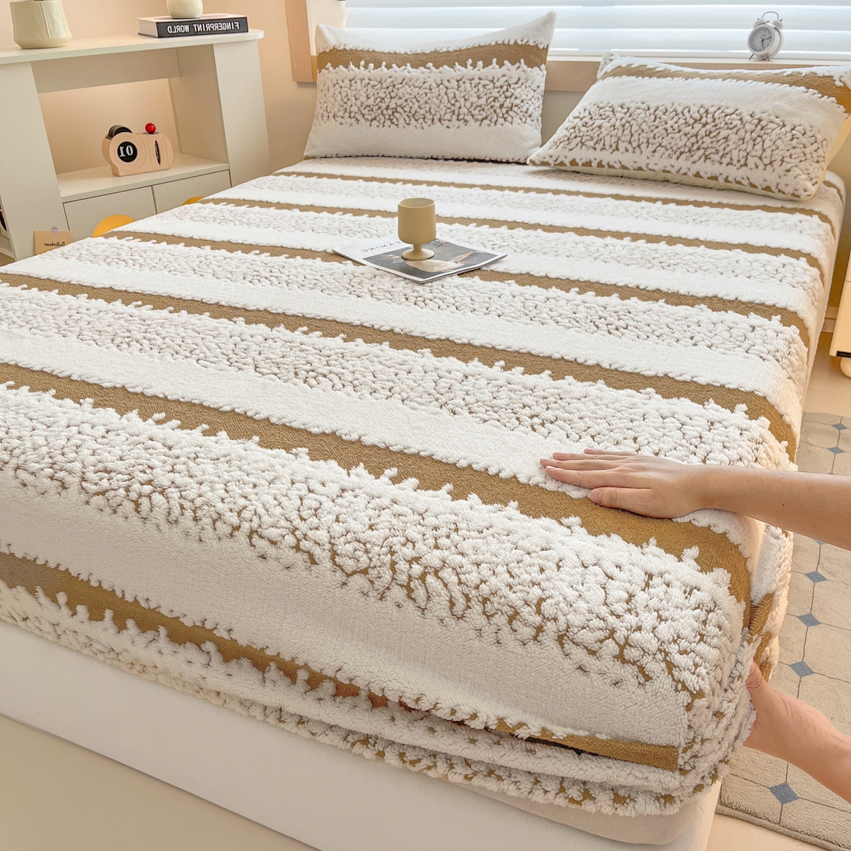 91家纺网 家纺一手货源 找家纺 卡伦家纺 2025新款阳离子提花牛奶绒床笠-暖阳系列 暖阳-咖