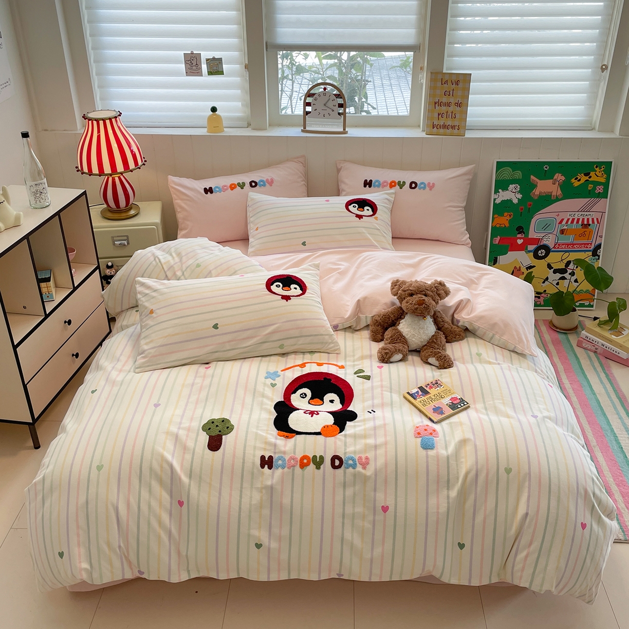 91家纺网 家纺一手货源 找家纺 蓝邻家纺 2025新款全棉磨毛卡通刺绣款四件套--毛巾绣系列 甜心企鹅