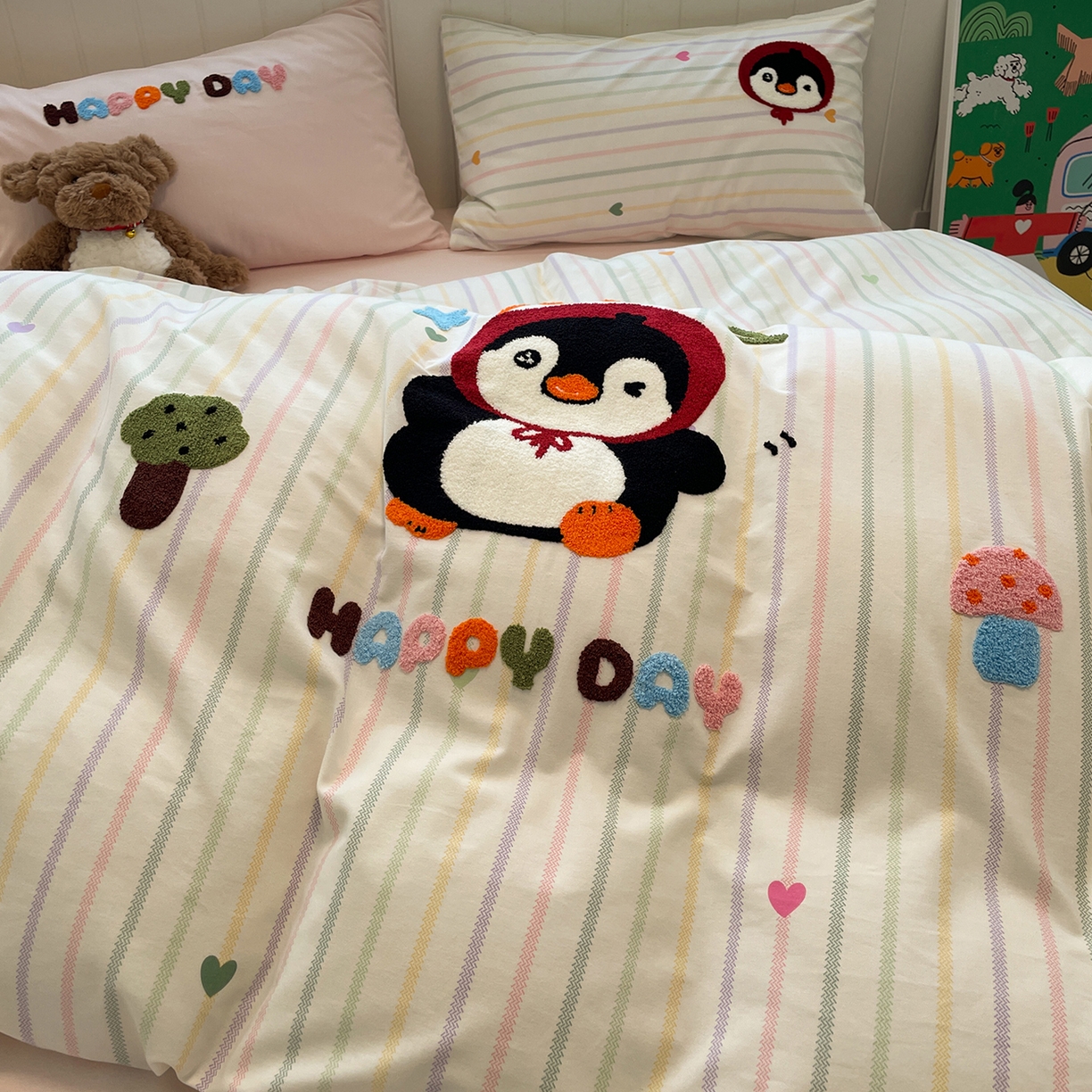 91家纺网 家纺一手货源 找家纺 蓝邻家纺 2025新款全棉磨毛卡通刺绣款四件套--毛巾绣系列 甜心企鹅