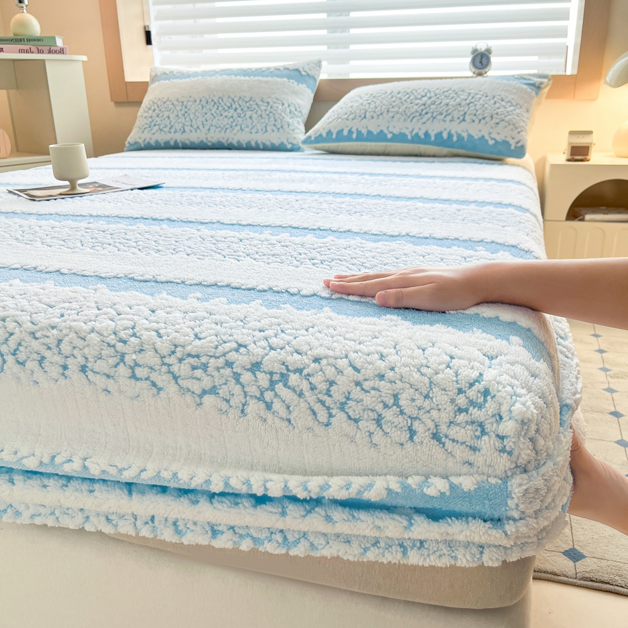 91家纺网 家纺一手货源 找家纺 卡伦家纺 2025新款阳离子提花牛奶绒床笠-暖阳系列 暖阳-蓝