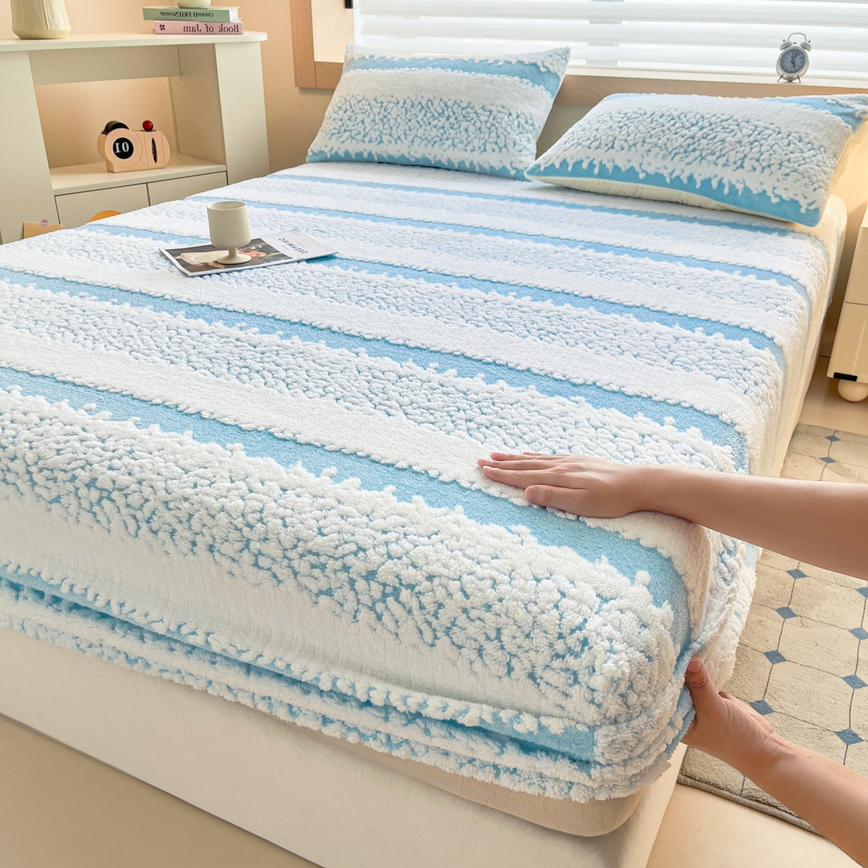 91家纺网 家纺一手货源 找家纺 卡伦家纺 2025新款阳离子提花牛奶绒床笠-暖阳系列 暖阳-蓝