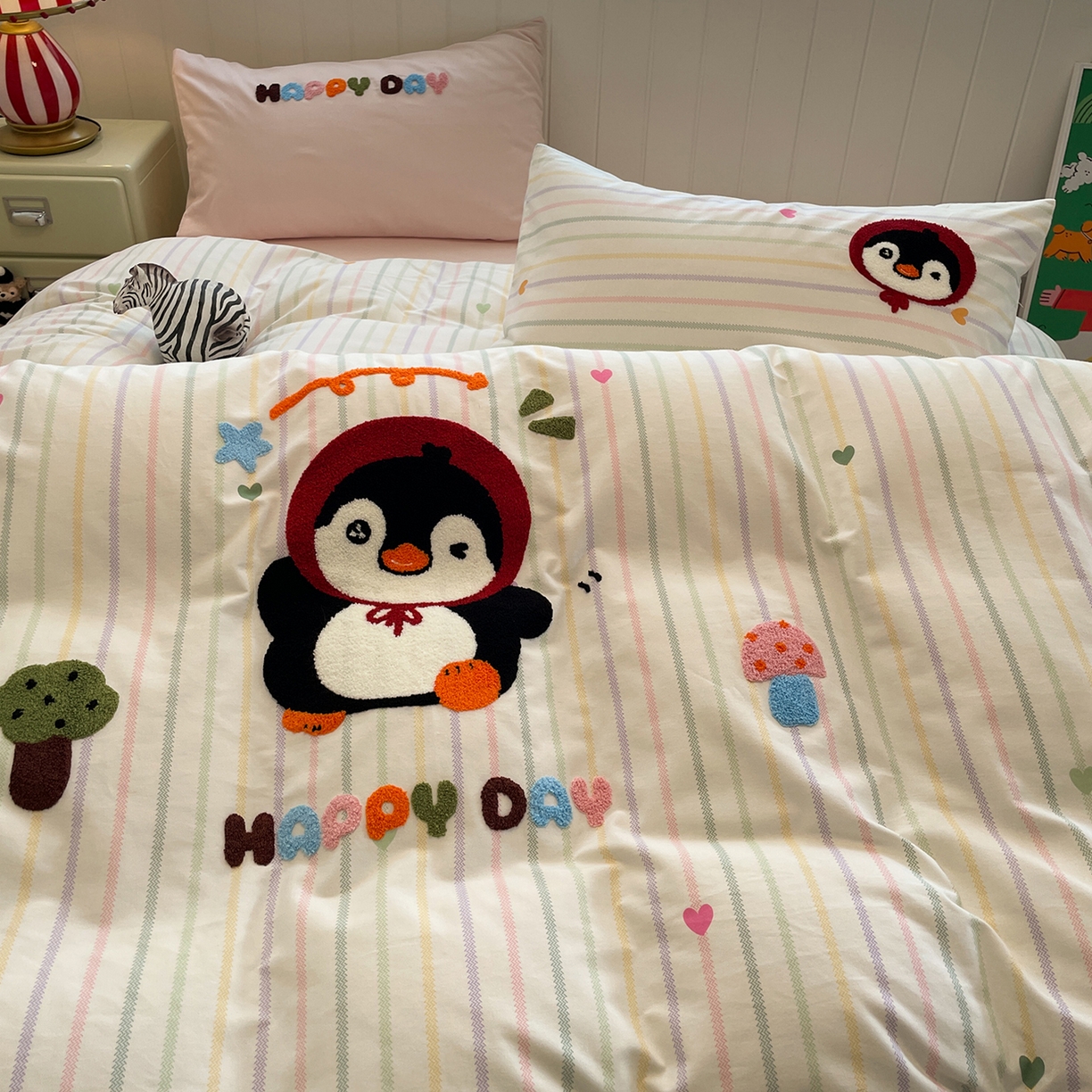 91家纺网 家纺一手货源 找家纺 蓝邻家纺 2025新款全棉磨毛卡通刺绣款四件套--毛巾绣系列 甜心企鹅