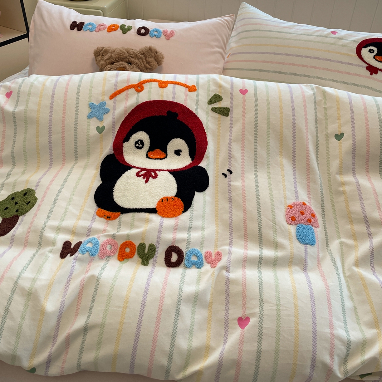 91家纺网 家纺一手货源 找家纺 蓝邻家纺 2025新款全棉磨毛卡通刺绣款四件套--毛巾绣系列 甜心企鹅