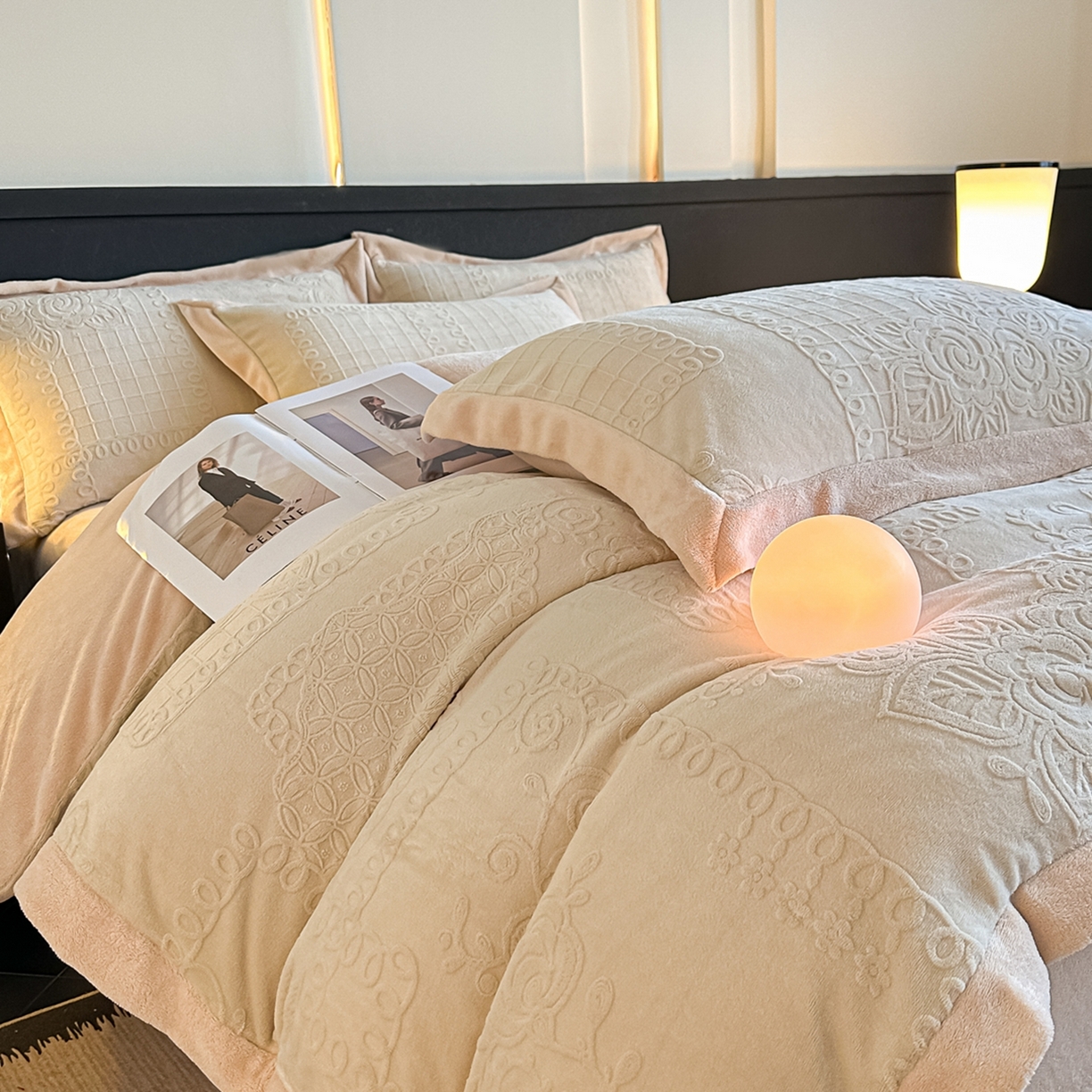 91家纺网 家纺一手货源 找家纺 亿梵家居  2025秋冬新款-拼角款A类全消光牛奶绒立体5D雕花绒四件套 奥罗拉-奶油白