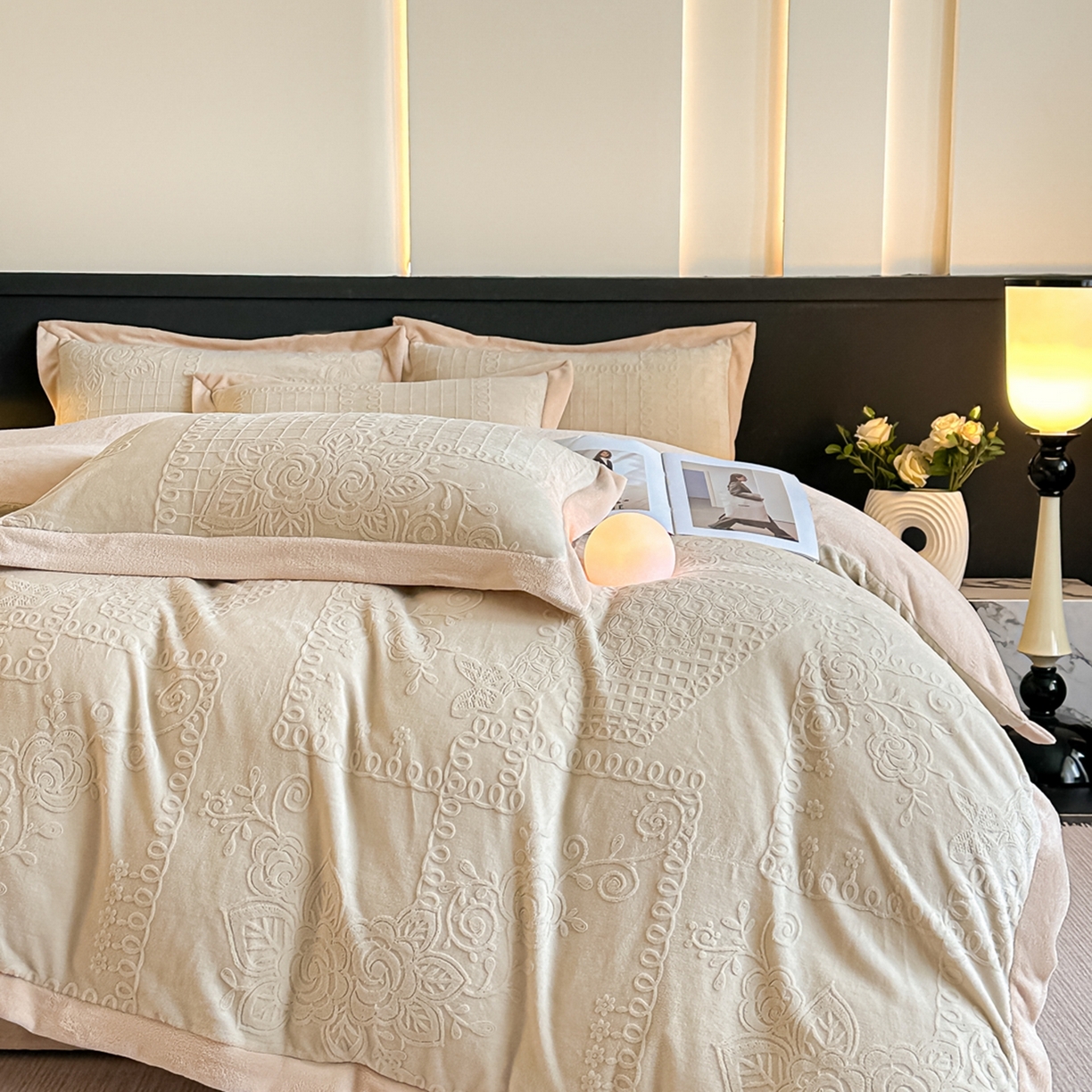 91家纺网 家纺一手货源 找家纺 亿梵家居  2025秋冬新款-拼角款A类全消光牛奶绒立体5D雕花绒四件套 奥罗拉-奶油白