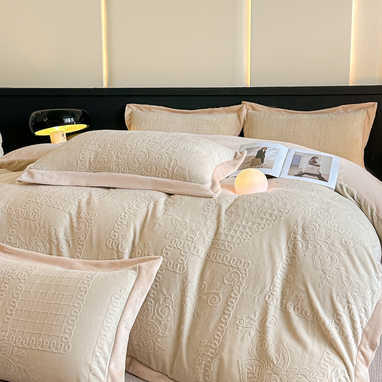 91家纺网 家纺一手货源 找家纺 亿梵家居  2025秋冬新款-拼角款A类全消光牛奶绒立体5D雕花绒四件套 奥罗拉-奶油白