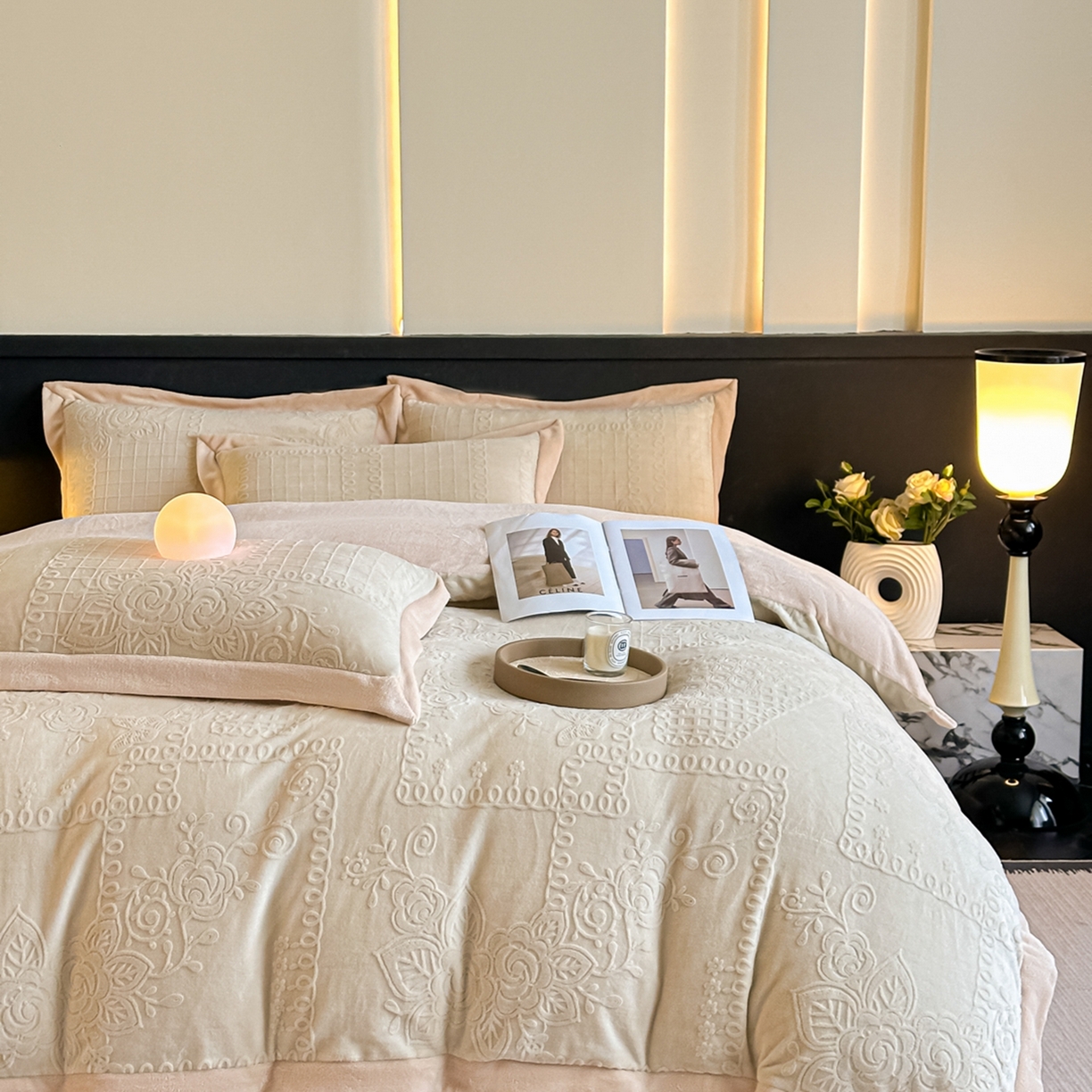 91家纺网 家纺一手货源 找家纺 亿梵家居  2025秋冬新款-拼角款A类全消光牛奶绒立体5D雕花绒四件套 奥罗拉-奶油白