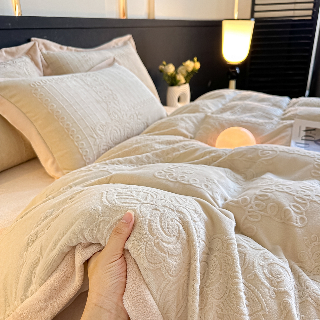 91家纺网 家纺一手货源 找家纺 亿梵家居  2025秋冬新款-拼角款A类全消光牛奶绒立体5D雕花绒四件套 奥罗拉-奶油白