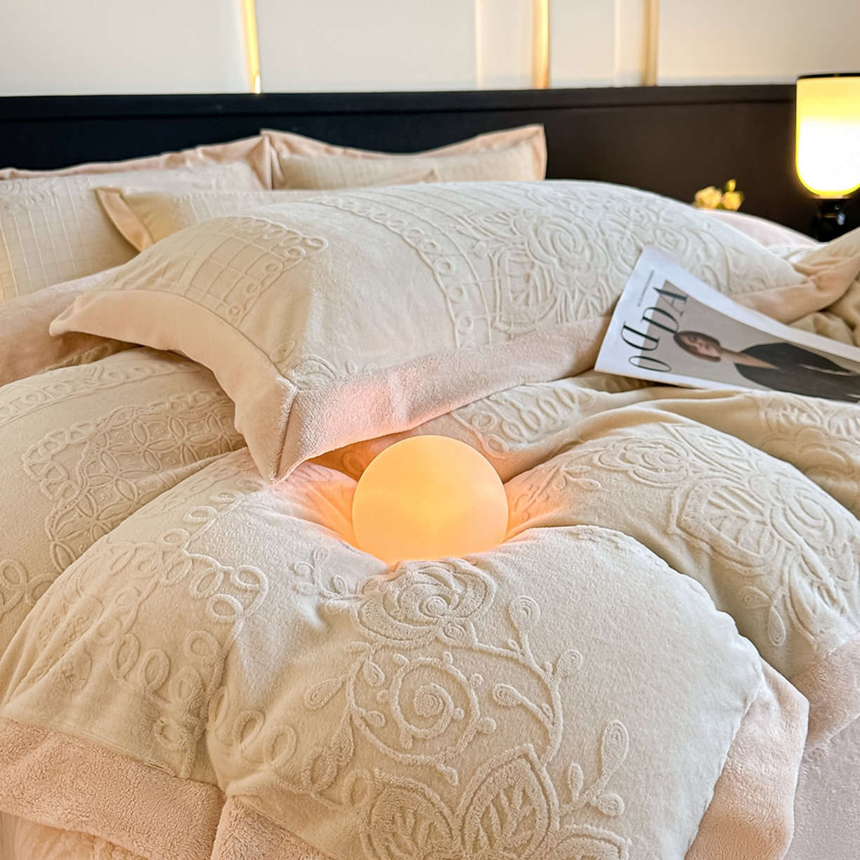 91家纺网 家纺一手货源 找家纺 亿梵家居  2025秋冬新款-拼角款A类全消光牛奶绒立体5D雕花绒四件套 奥罗拉-奶油白