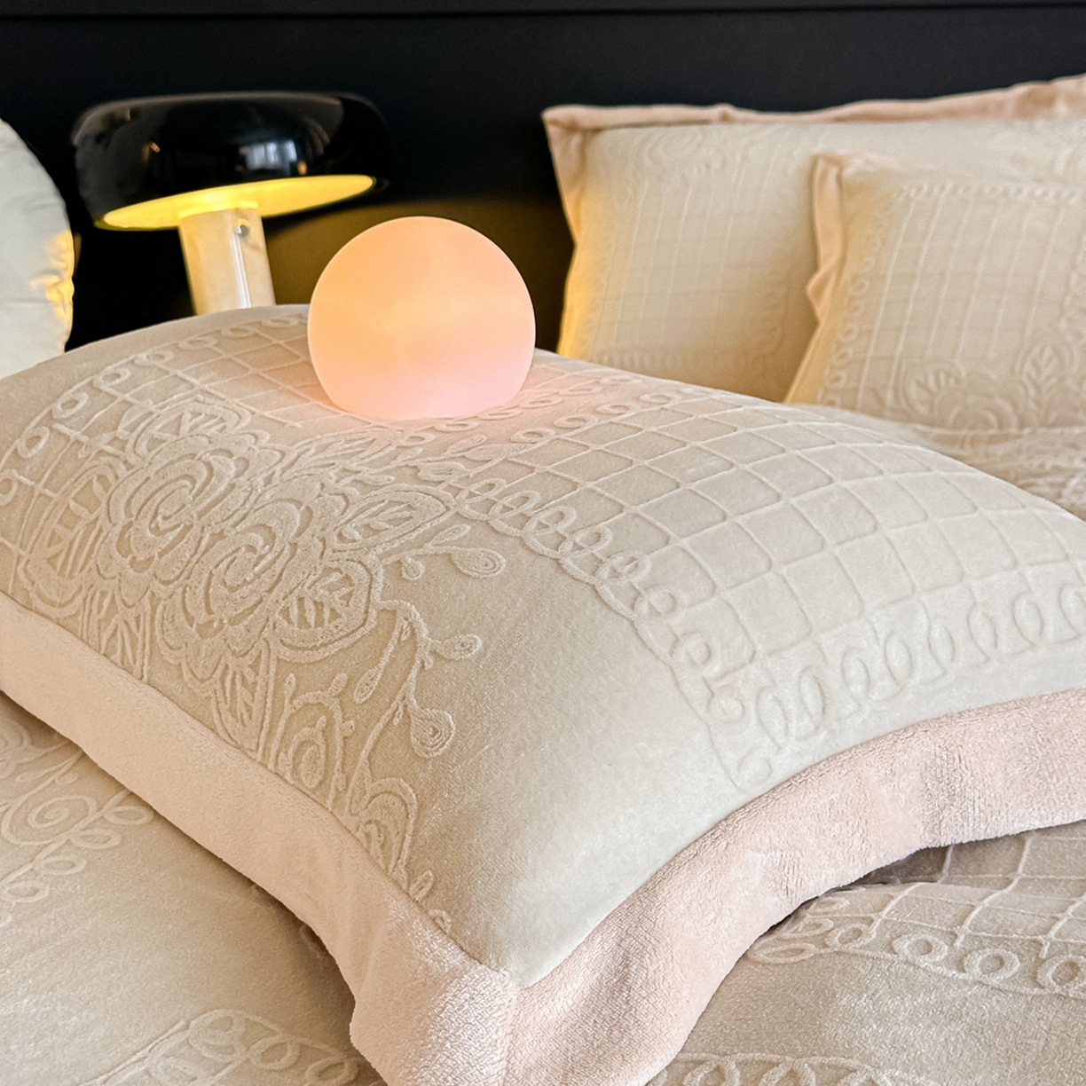 91家纺网 家纺一手货源 找家纺 亿梵家居  2025秋冬新款-拼角款A类全消光牛奶绒立体5D雕花绒四件套 奥罗拉-奶油白