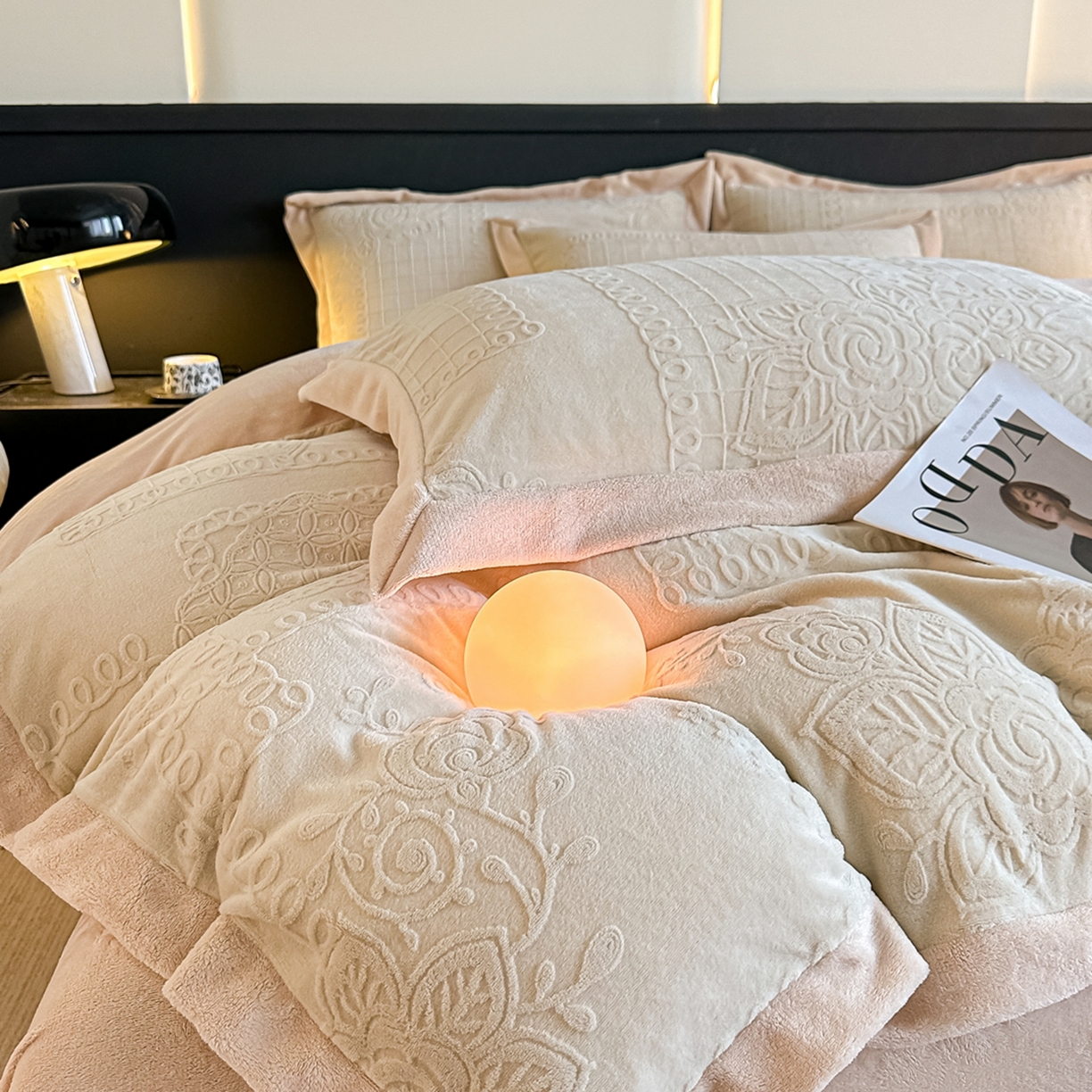 91家纺网 家纺一手货源 找家纺 亿梵家居  2025秋冬新款-拼角款A类全消光牛奶绒立体5D雕花绒四件套 奥罗拉-奶油白