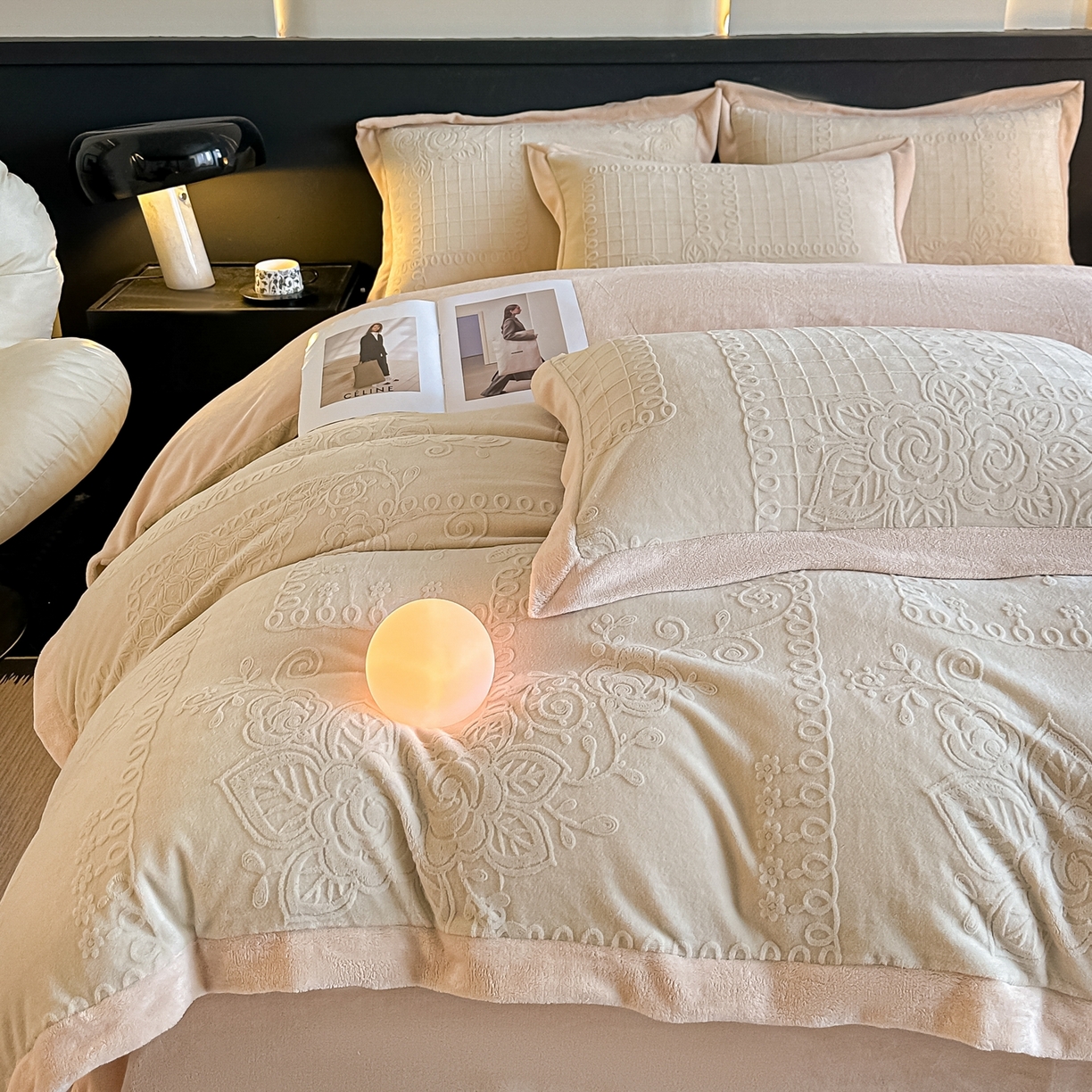 91家纺网 家纺一手货源 找家纺 亿梵家居  2025秋冬新款-拼角款A类全消光牛奶绒立体5D雕花绒四件套 奥罗拉-奶油白