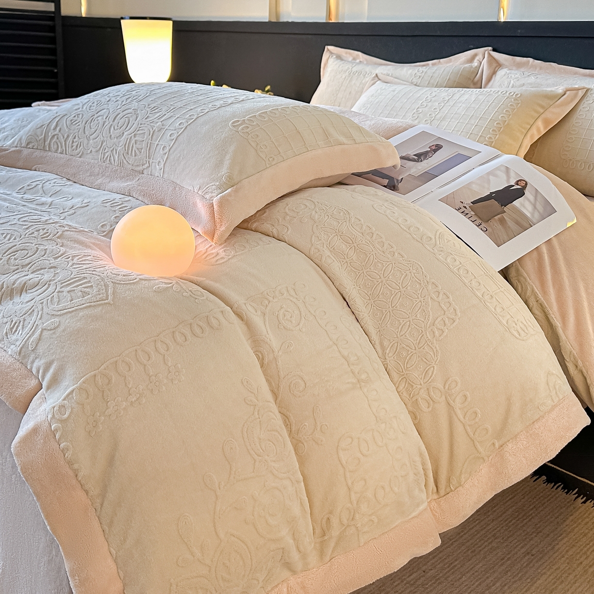 91家纺网 家纺一手货源 找家纺 亿梵家居  2025秋冬新款-拼角款A类全消光牛奶绒立体5D雕花绒四件套 奥罗拉-奶油白