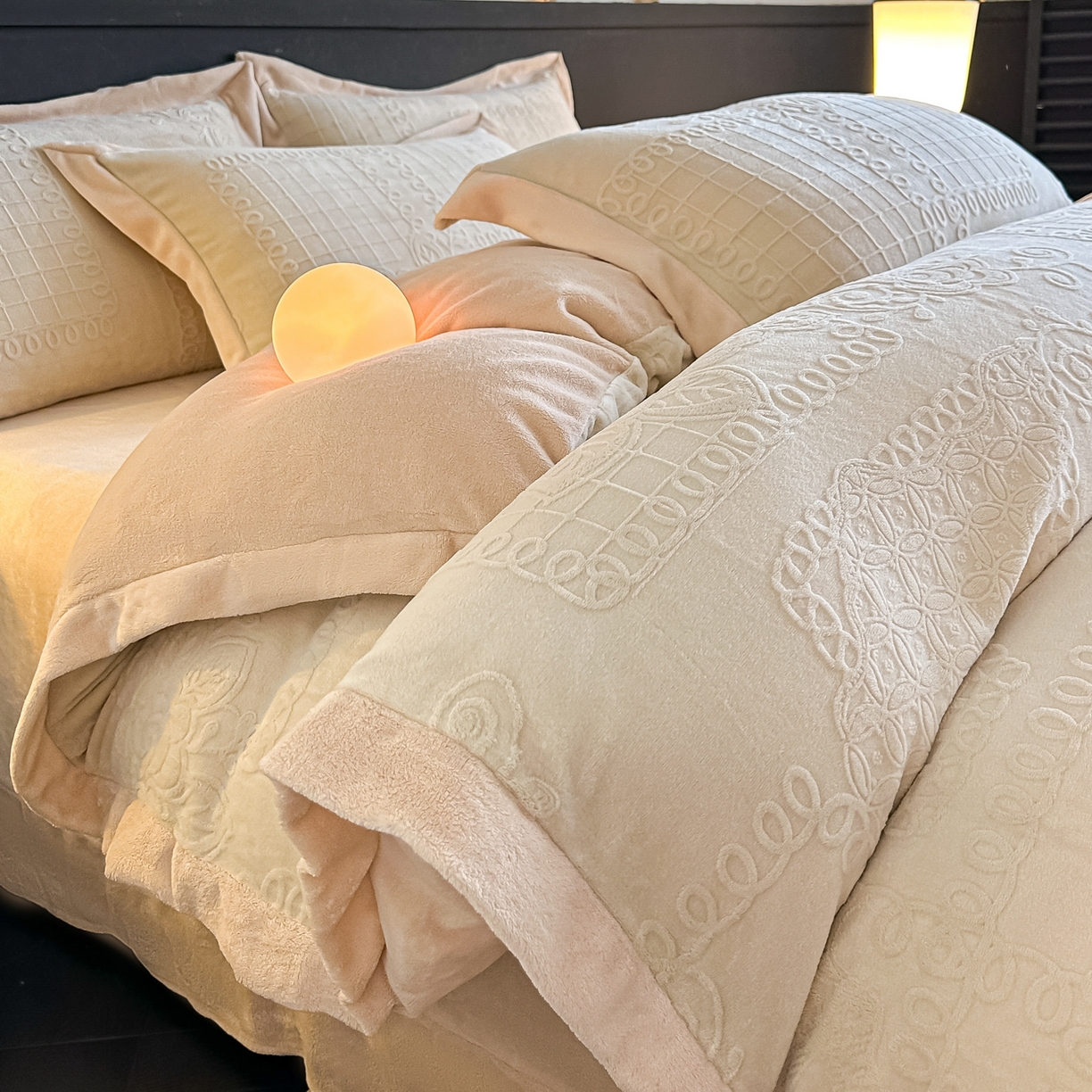 亿梵家居  2025秋冬新款-拼角款A类全消光牛奶绒立体5D雕花绒四件套 奥罗拉-奶油白