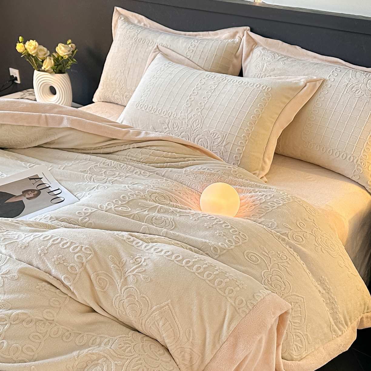 91家纺网 家纺一手货源 找家纺 亿梵家居  2025秋冬新款-拼角款A类全消光牛奶绒立体5D雕花绒四件套 奥罗拉-奶油白