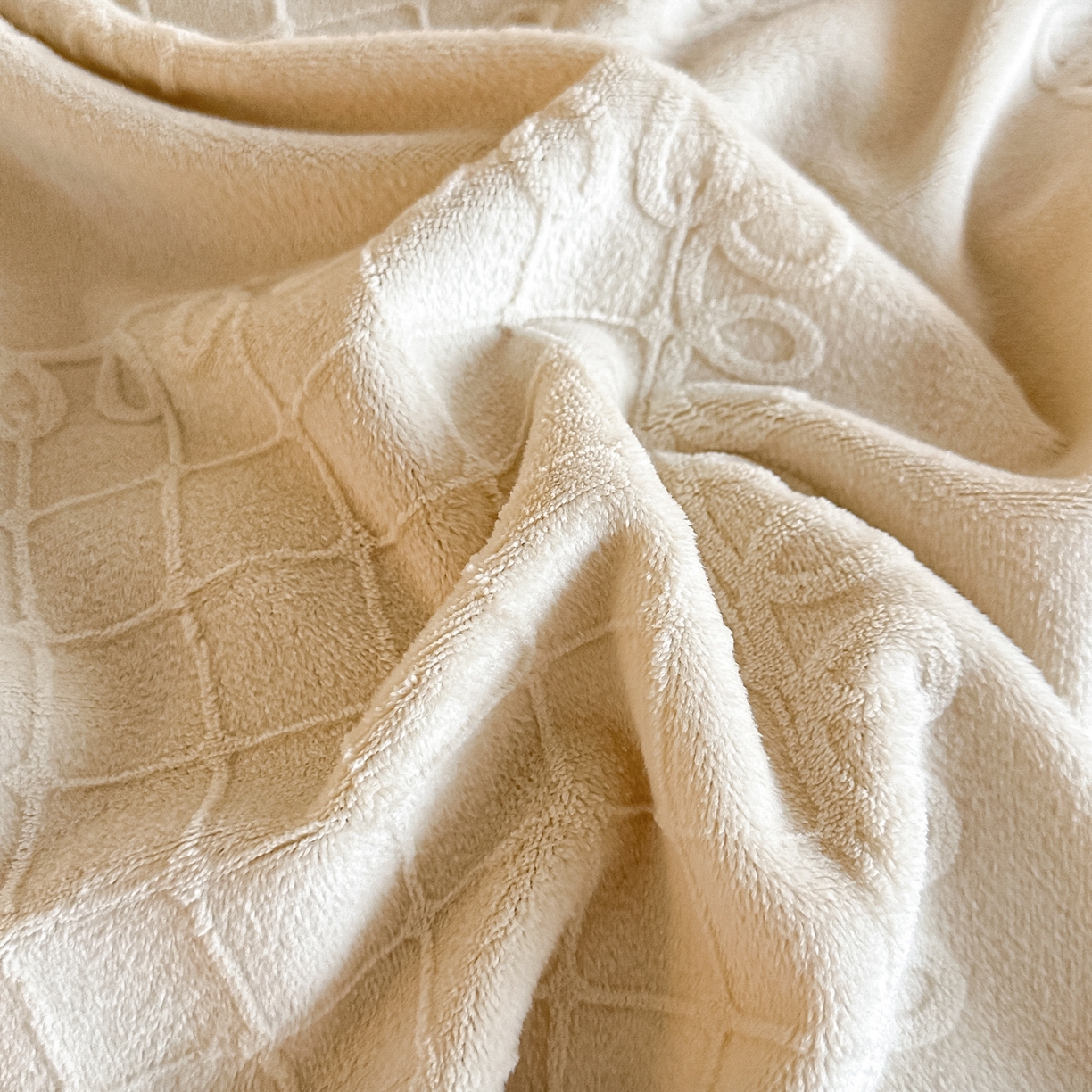 91家纺网 家纺一手货源 找家纺 亿梵家居  2025秋冬新款-拼角款A类全消光牛奶绒立体5D雕花绒四件套 奥罗拉-奶油白