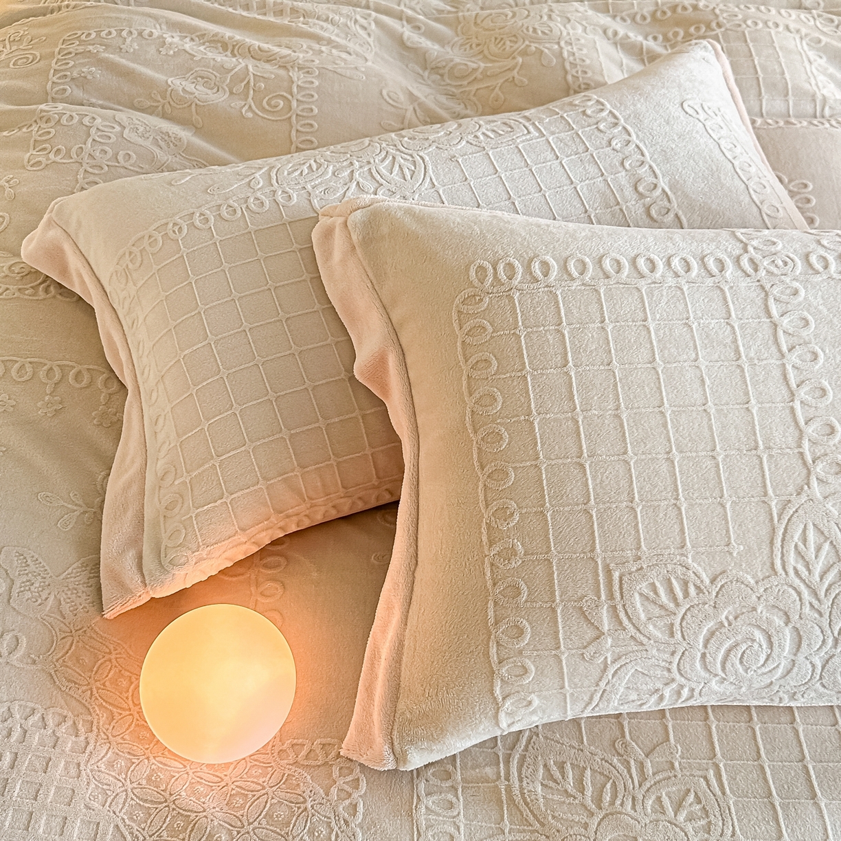 91家纺网 家纺一手货源 找家纺 亿梵家居  2025秋冬新款-拼角款A类全消光牛奶绒立体5D雕花绒四件套 奥罗拉-奶油白