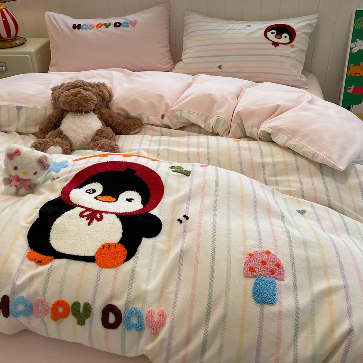 91家纺网 家纺一手货源 找家纺 蓝邻家纺 2025新款全棉磨毛卡通刺绣款四件套--毛巾绣系列 甜心企鹅